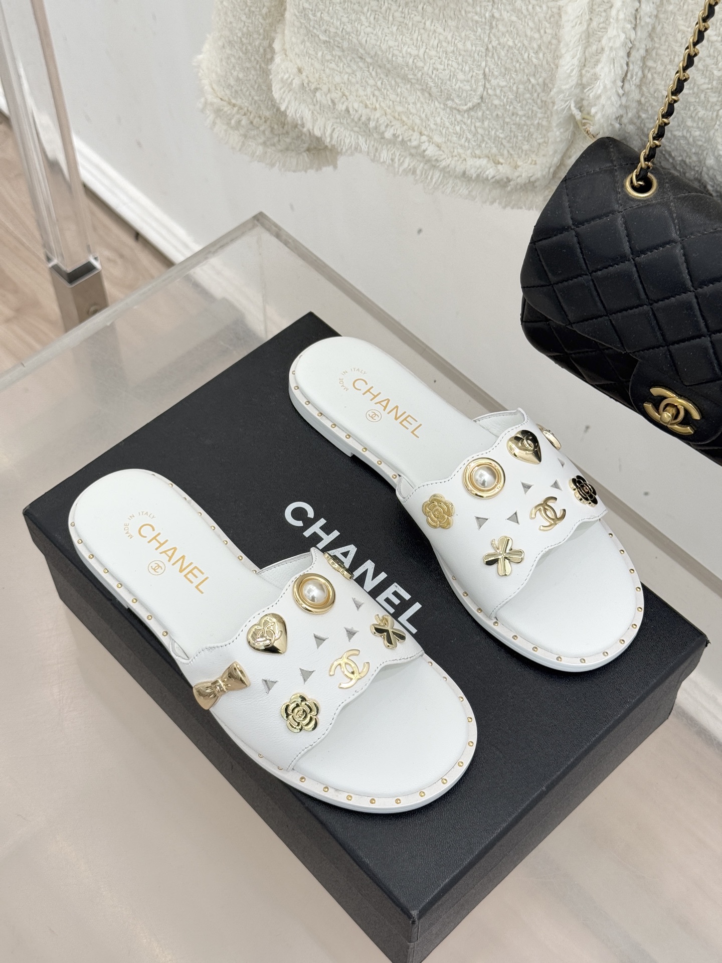 CHANE* ｜小香经典双C五金镂空平底懒人拖鞋将法式慵懒与经典格调完美融合。利落平底设计自在随性上脚轻