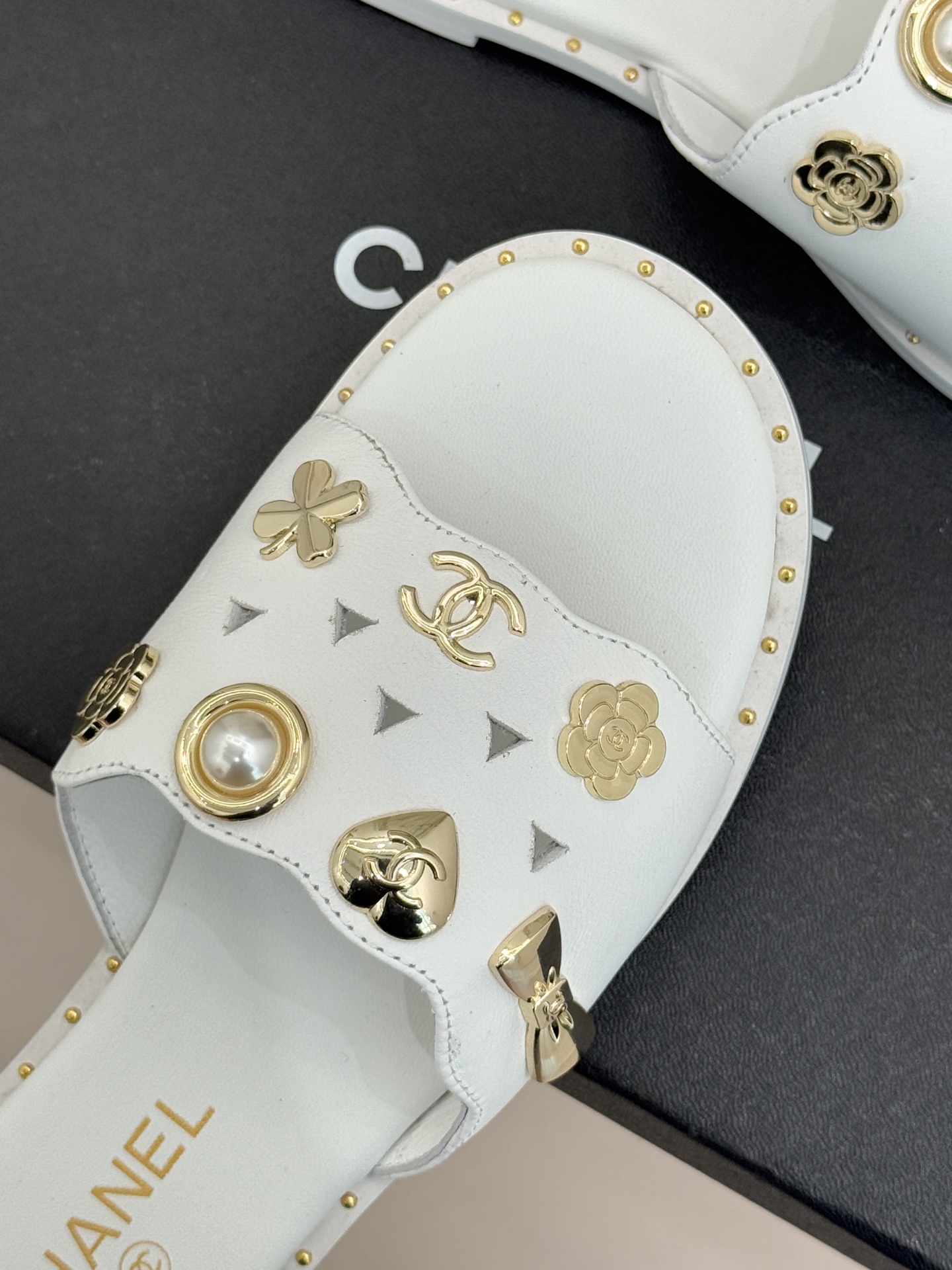 CHANE* ｜小香经典双C五金镂空平底懒人拖鞋将法式慵懒与经典格调完美融合。利落平底设计自在随性上脚轻