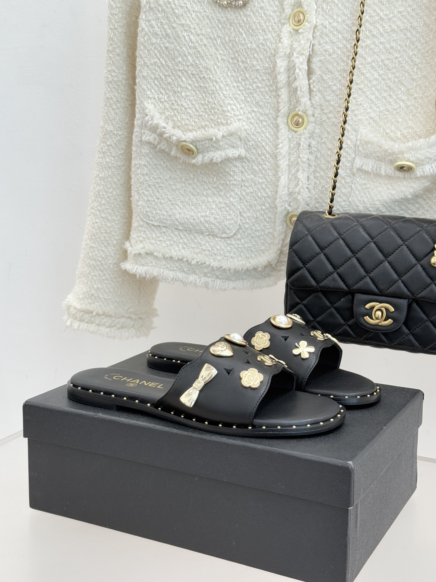 NO:751206,CHANE* | Xiaoxiang's classic double C hardware hollow flat lazy slippers perfectly combine French laziness and classic style. The neat flat bottom design is free and casual, light and unburdened on the feet, and interprets the effortless sense of luxury. The exquisite hollow craft on the upper is breathable and refreshing. It is matched with the iconic double C hardware buckle. The matte and glossy texture collides with its own recognition. Simple but full of luxury and elegance.  Easily adapts to skirts, trousers, and casual styles. It can be easily controlled when commuting, shopping, or vacationing. No need to dress up, just wear it and go out. Every step exudes elegant and casual charm, which is an indispensable elegant necessity in the summer shoe cabinet. The fabric is made of original customized leather, and the lining of the toes is all sheepskin. The Italian imported genuine leather outsole size35-39 (customized for 40/41)  No. 91520260309, slippers, chanel, slippers, skirts, sheepskin, Leather soles19860909CHANE* ｜小香经典双C五金镂空 平底懒人拖鞋 将法式慵懒与经典格调完美融合. 利落平底设计自在随性 上脚轻盈无负担 诠释不费力的高级感. 鞋面精致镂空工艺透气清爽 搭配标志性双C五金饰扣 哑光与亮面质感碰撞 自带辨识度 简约却尽显奢雅底蕴. 轻松适配裙装、裤装、休闲造型 通勤、逛街、度假皆可从容驾驭. 无需刻意装扮 一穿即出门 每一步都散发优雅随性的香式魅力, 是夏日鞋柜里不可或缺的优雅刚需. 面料采用原版定制皮料 内里踮脚均为羊皮 意大利进口真皮大底 size35-39（40/41定制） 编号91520260309,拖鞋,chanel,slippers,skirts,sheepskin,Leather soles,Women's Shoes