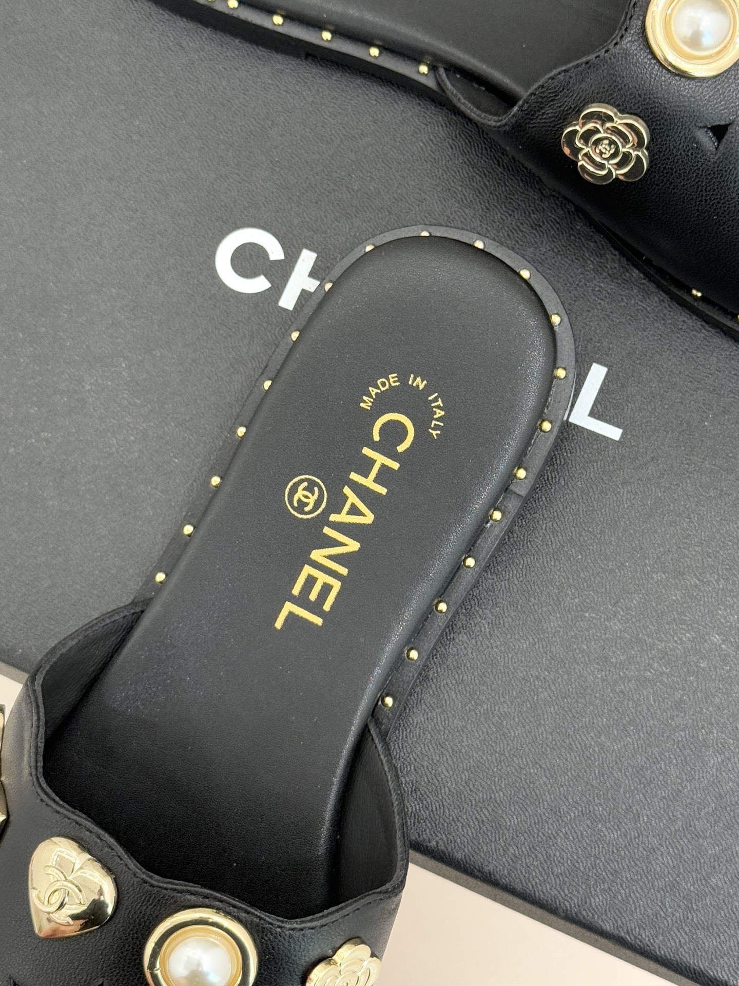 CHANE* ｜小香经典双C五金镂空平底懒人拖鞋将法式慵懒与经典格调完美融合。利落平底设计自在随性上脚轻