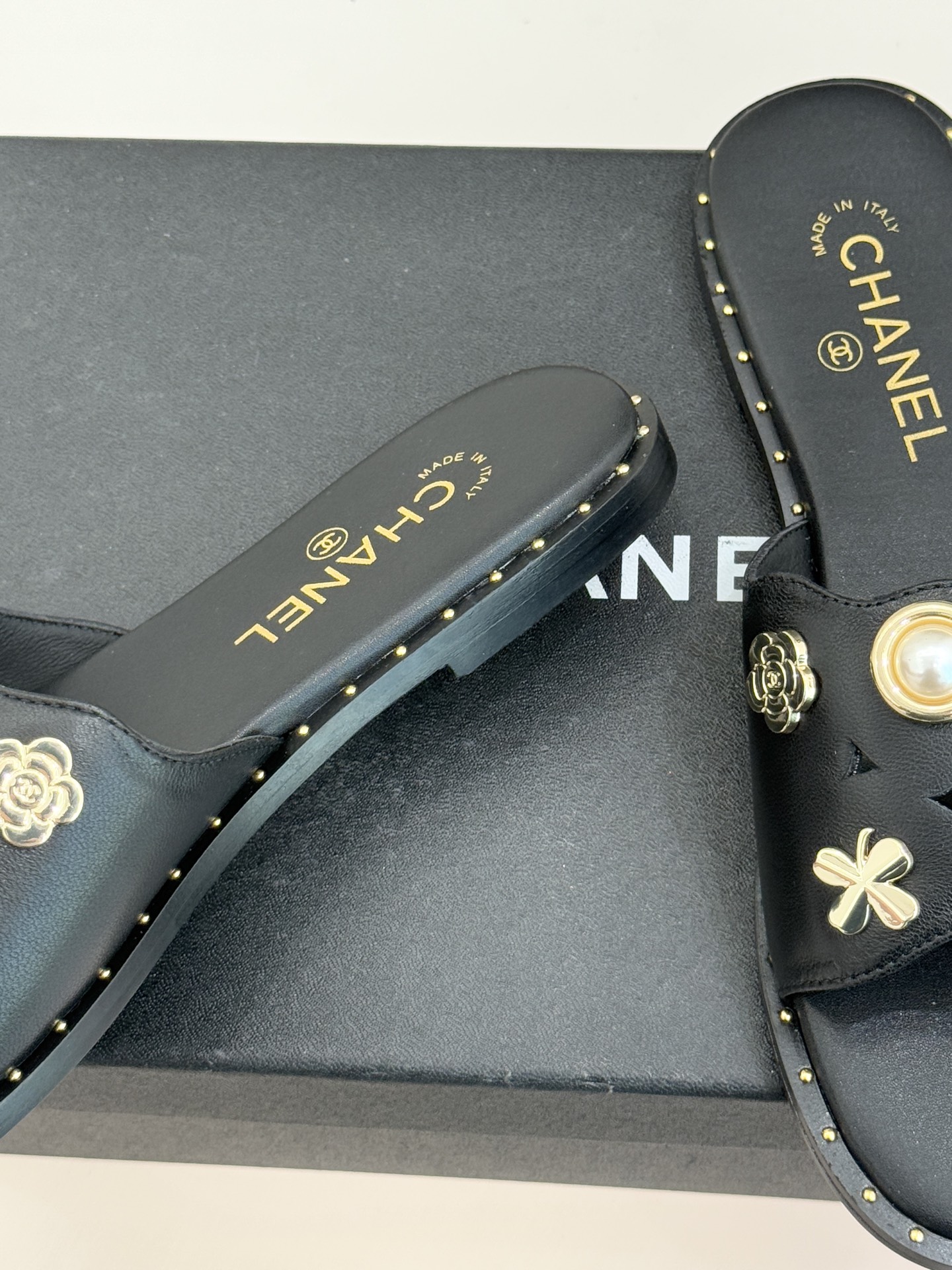 CHANE* ｜小香经典双C五金镂空平底懒人拖鞋将法式慵懒与经典格调完美融合。利落平底设计自在随性上脚轻