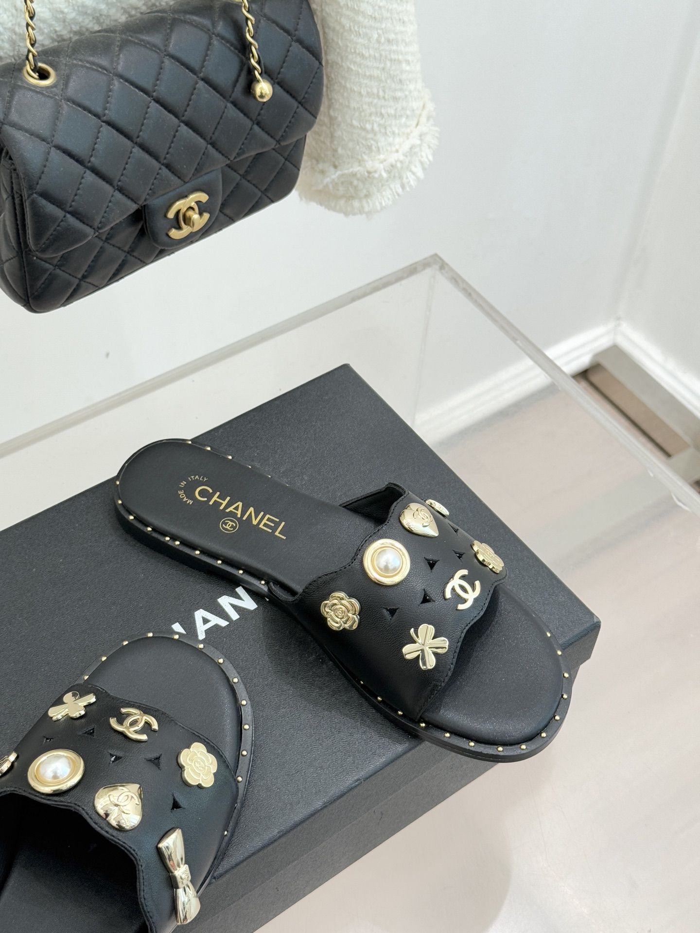 CHANE* ｜小香经典双C五金镂空平底懒人拖鞋将法式慵懒与经典格调完美融合。利落平底设计自在随性上脚轻