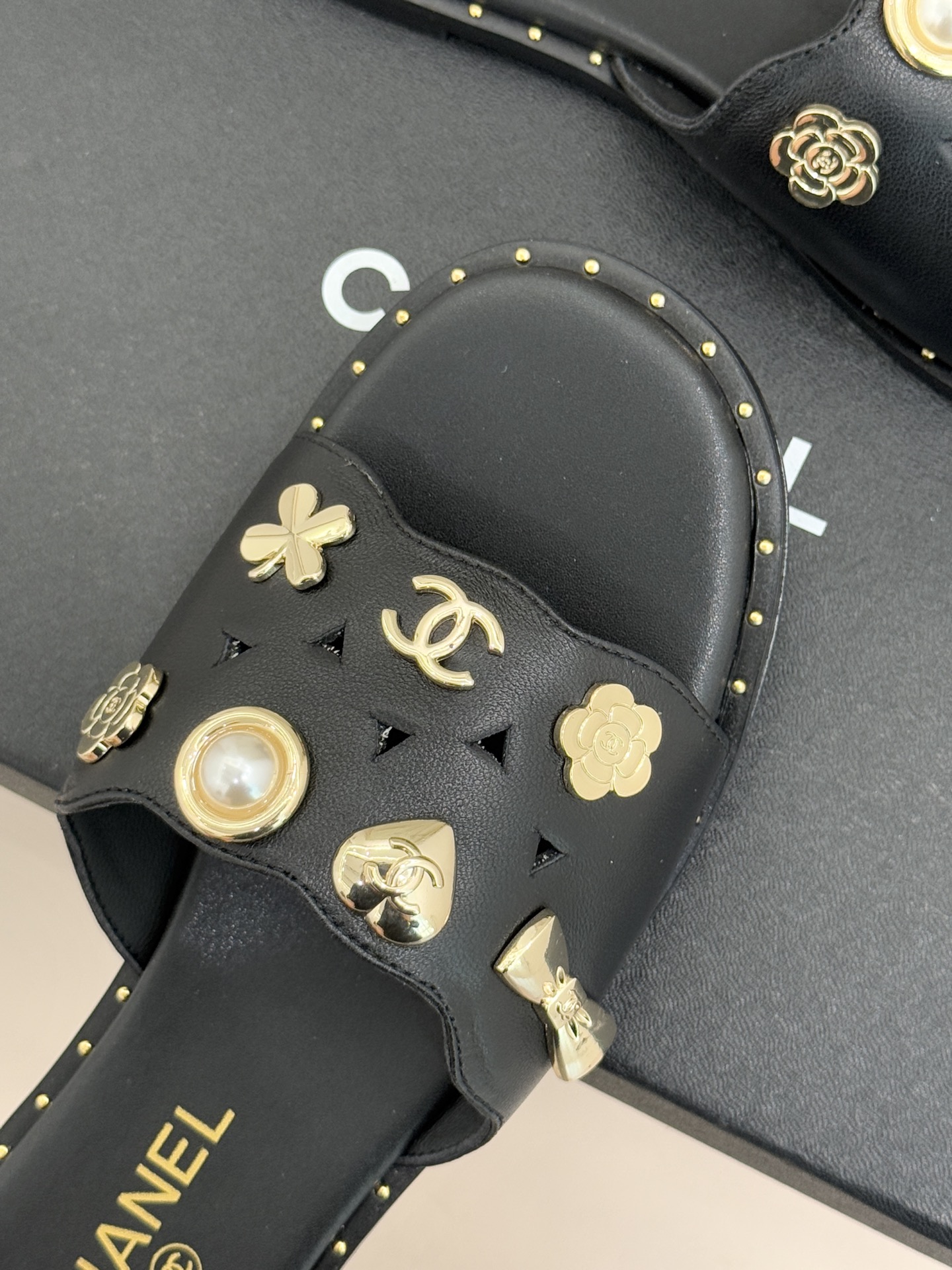 CHANE* ｜小香经典双C五金镂空平底懒人拖鞋将法式慵懒与经典格调完美融合。利落平底设计自在随性上脚轻