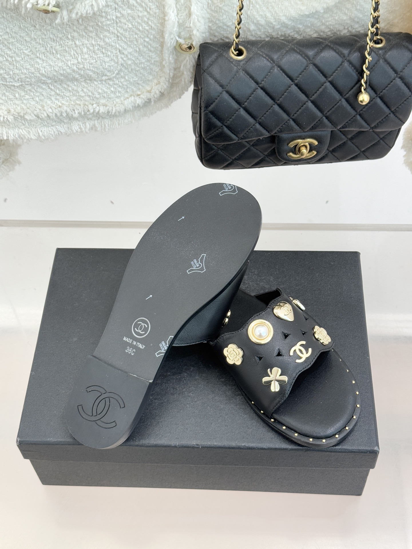 CHANE* ｜小香经典双C五金镂空平底懒人拖鞋将法式慵懒与经典格调完美融合。利落平底设计自在随性上脚轻