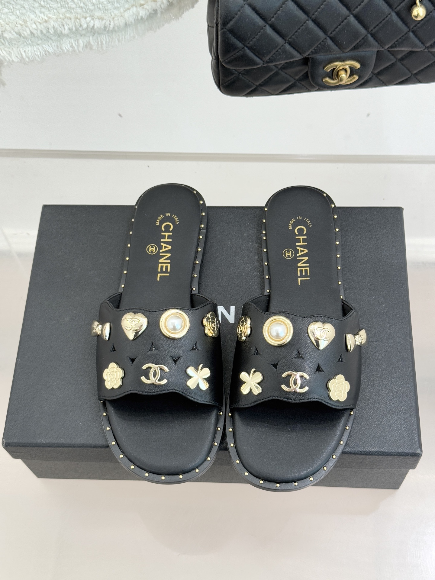 CHANE* ｜小香经典双C五金镂空平底懒人拖鞋将法式慵懒与经典格调完美融合。利落平底设计自在随性上脚轻