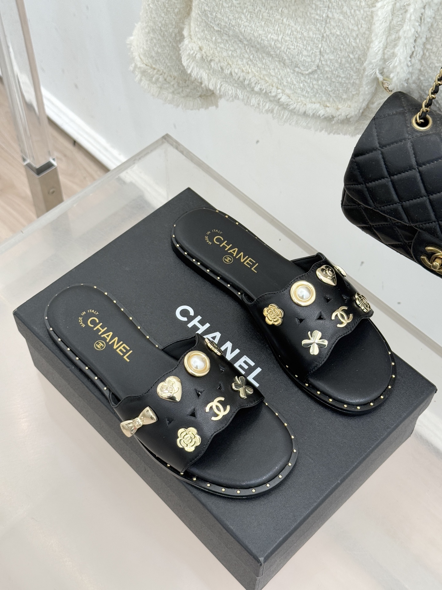 CHANE* ｜小香经典双C五金镂空平底懒人拖鞋将法式慵懒与经典格调完美融合。利落平底设计自在随性上脚轻