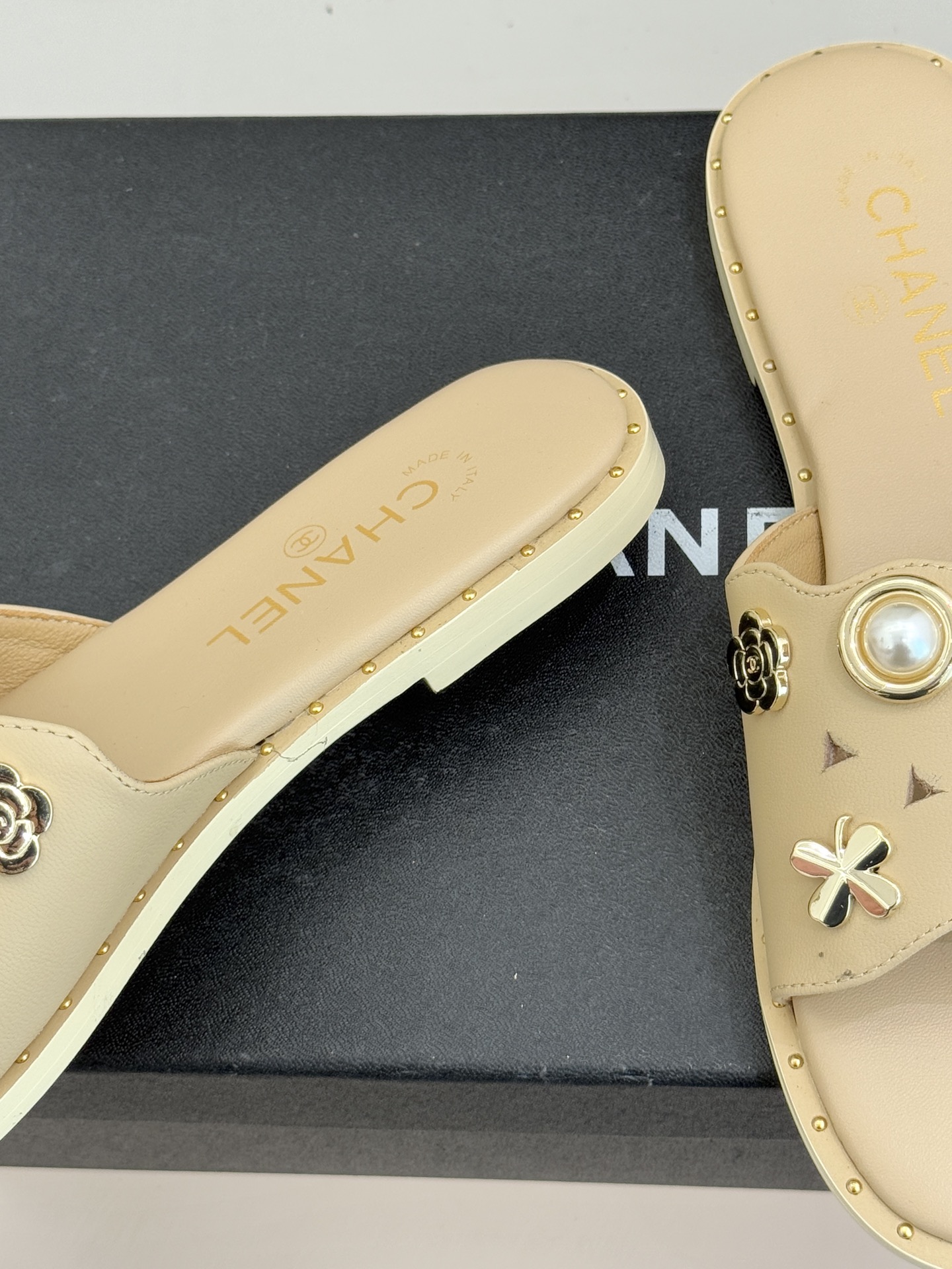 CHANE* ｜小香经典双C五金镂空平底懒人拖鞋将法式慵懒与经典格调完美融合。利落平底设计自在随性上脚轻