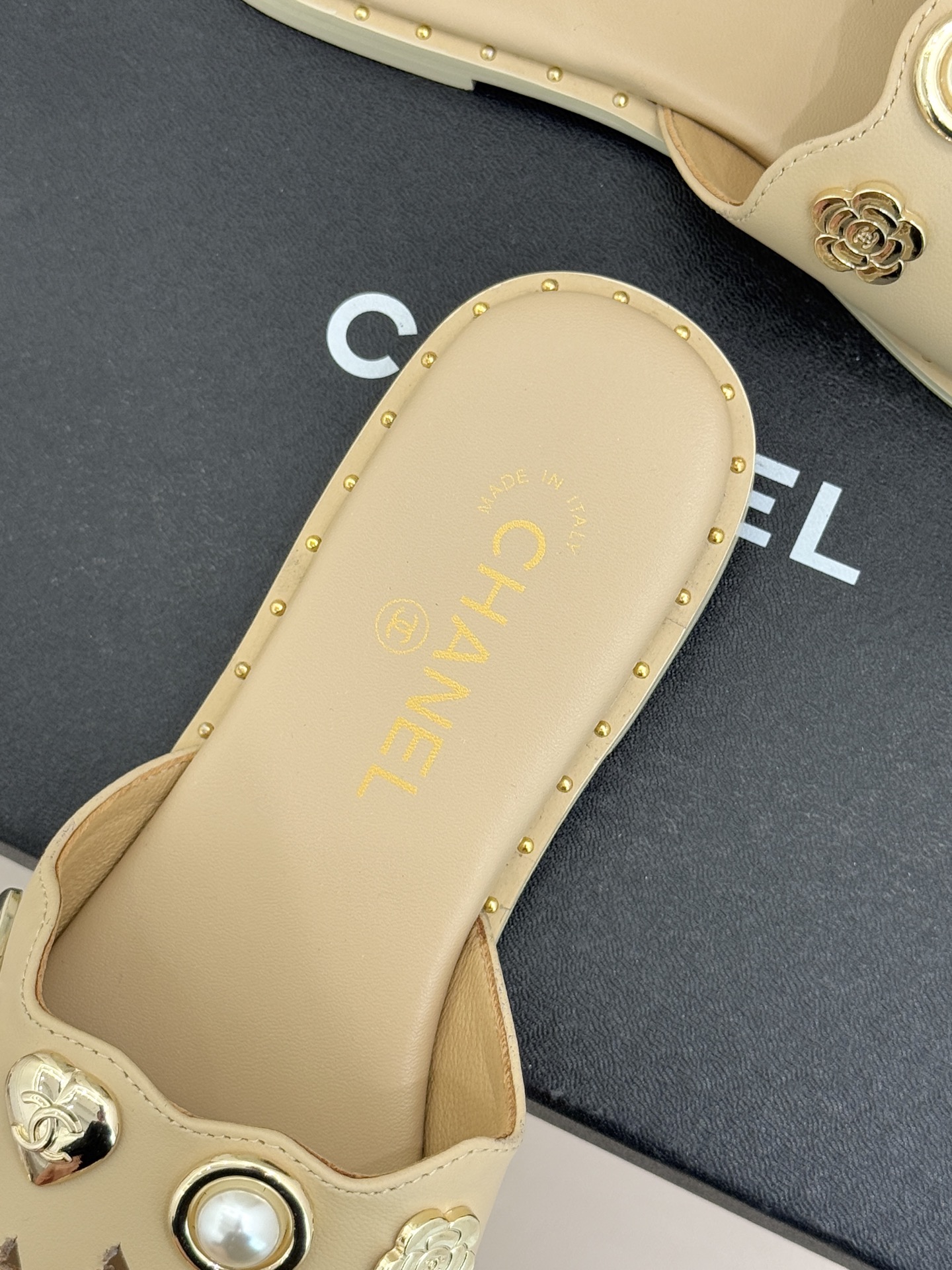 CHANE* ｜小香经典双C五金镂空平底懒人拖鞋将法式慵懒与经典格调完美融合。利落平底设计自在随性上脚轻