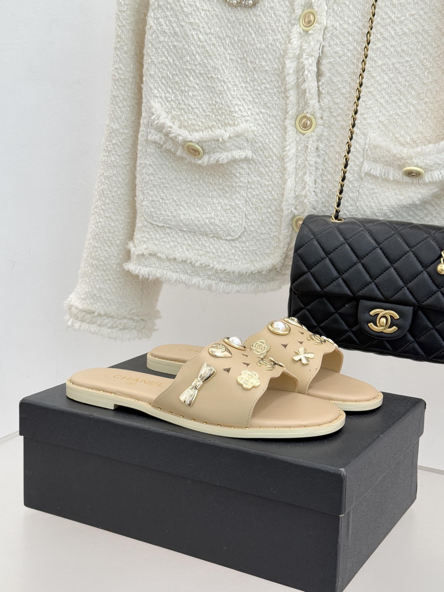 CHANE* ｜小香经典双C五金镂空平底懒人拖鞋将法式慵懒与经典格调完美融合。利落平底设计自在随性上脚轻