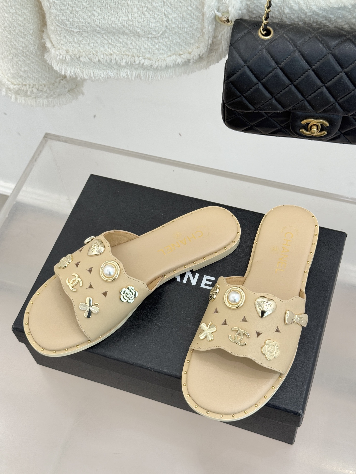 CHANE* ｜小香经典双C五金镂空平底懒人拖鞋将法式慵懒与经典格调完美融合。利落平底设计自在随性上脚轻