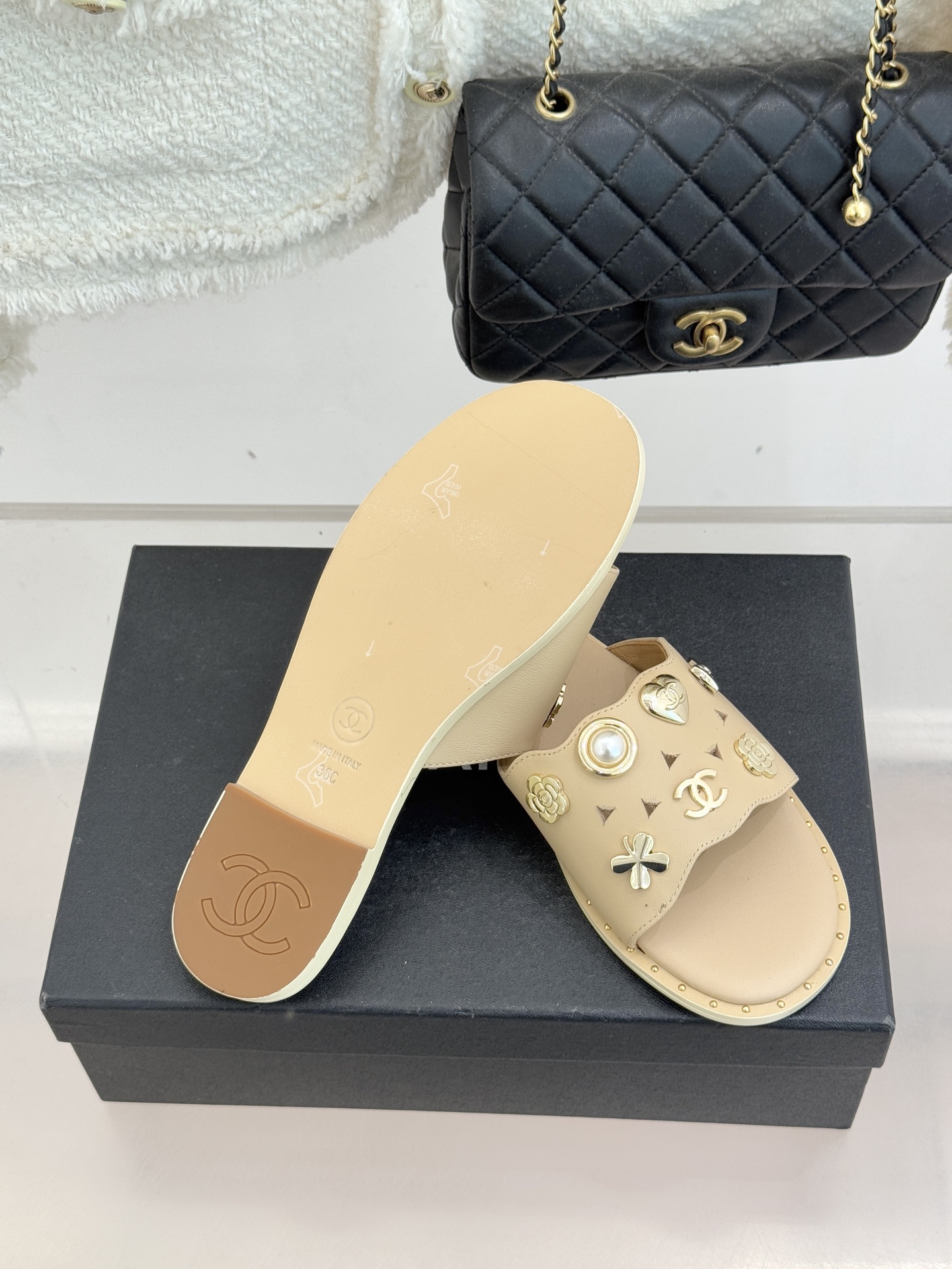 CHANE* ｜小香经典双C五金镂空平底懒人拖鞋将法式慵懒与经典格调完美融合。利落平底设计自在随性上脚轻