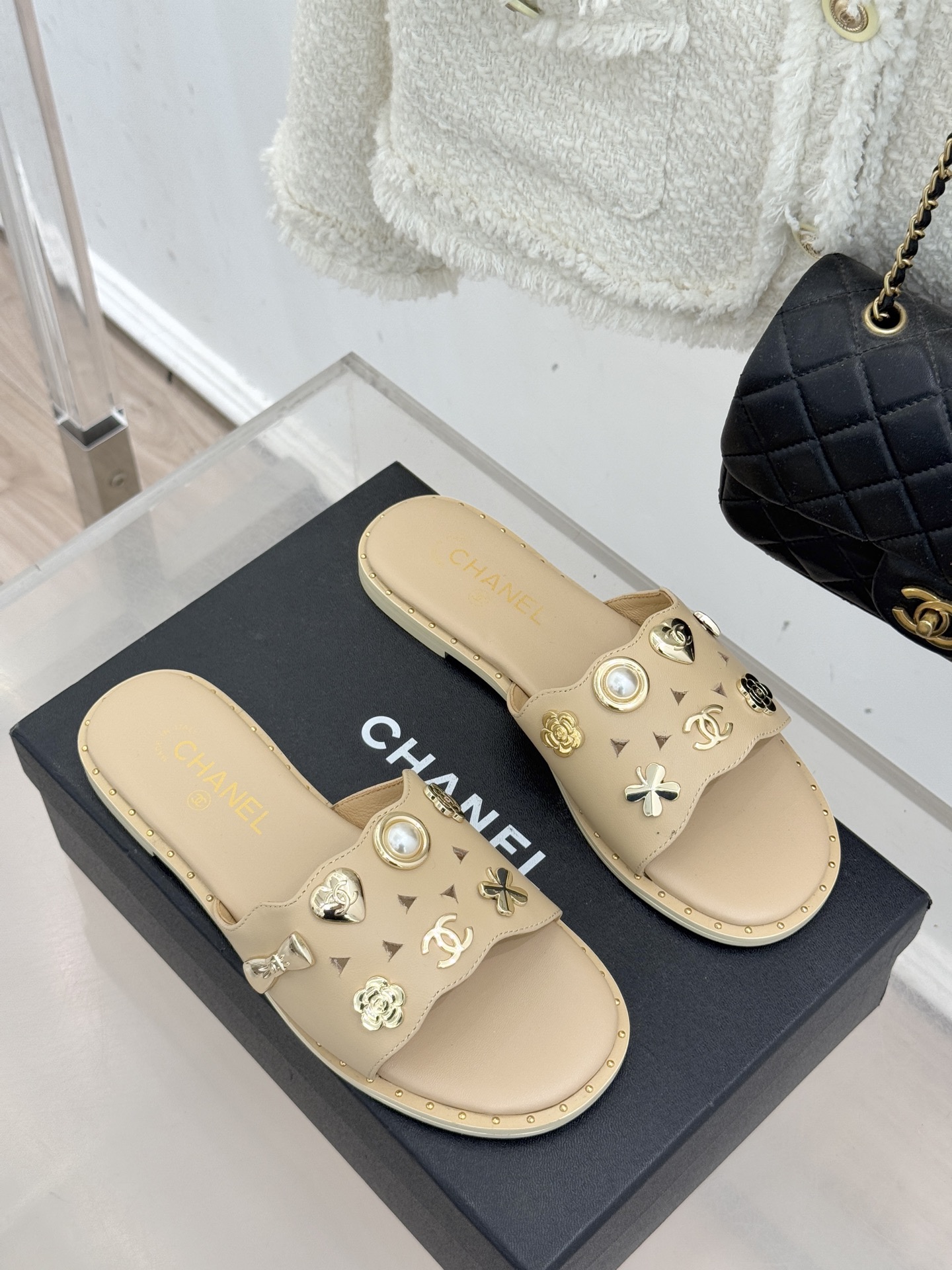 CHANE* ｜小香经典双C五金镂空平底懒人拖鞋将法式慵懒与经典格调完美融合。利落平底设计自在随性上脚轻