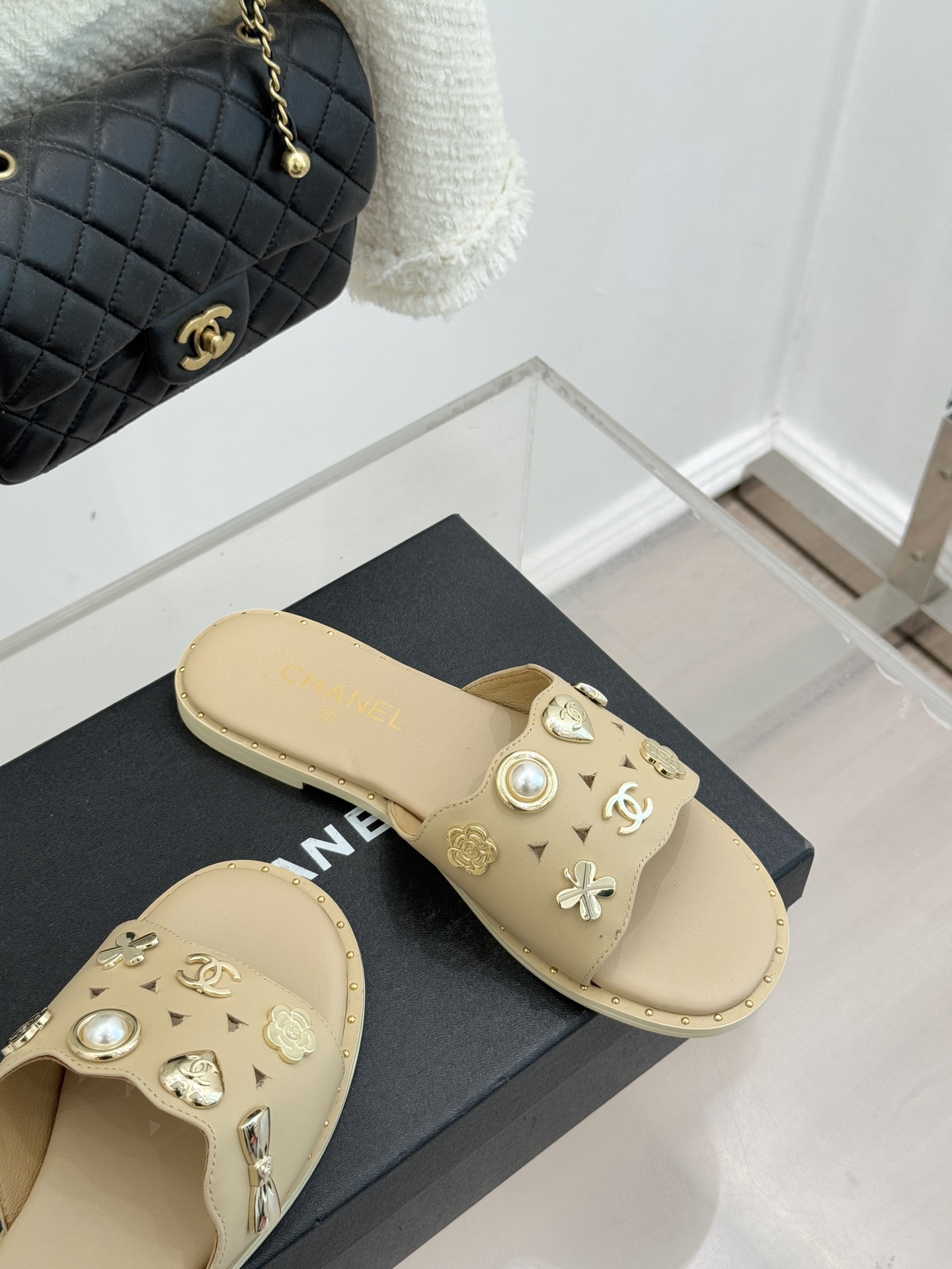 CHANE* ｜小香经典双C五金镂空平底懒人拖鞋将法式慵懒与经典格调完美融合。利落平底设计自在随性上脚轻