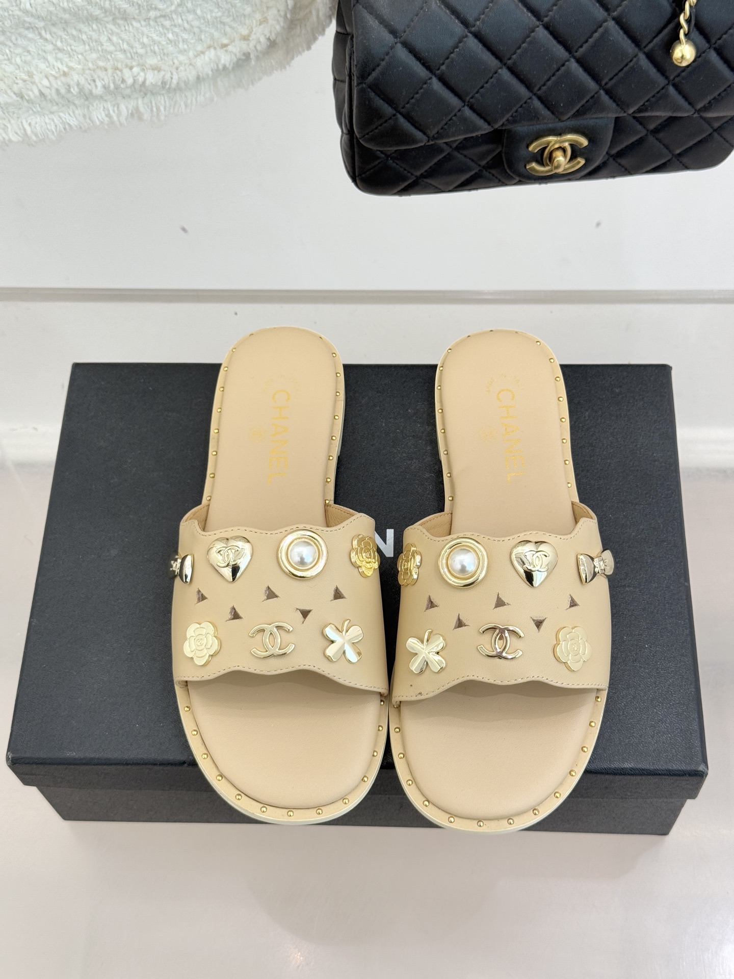 CHANE* ｜小香经典双C五金镂空平底懒人拖鞋将法式慵懒与经典格调完美融合。利落平底设计自在随性上脚轻