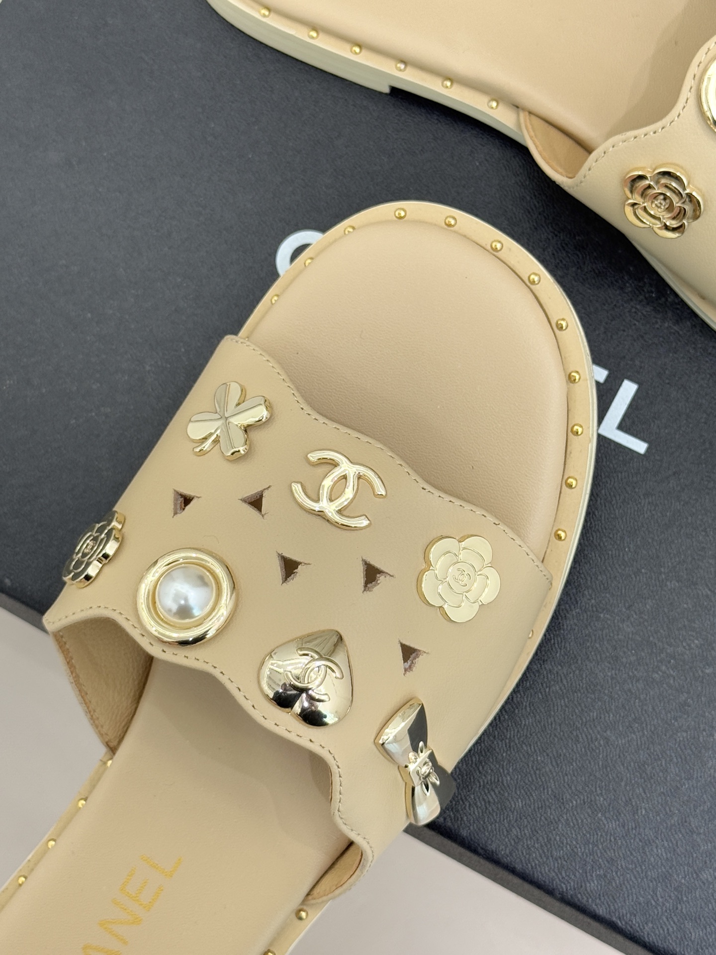 CHANE* ｜小香经典双C五金镂空平底懒人拖鞋将法式慵懒与经典格调完美融合。利落平底设计自在随性上脚轻