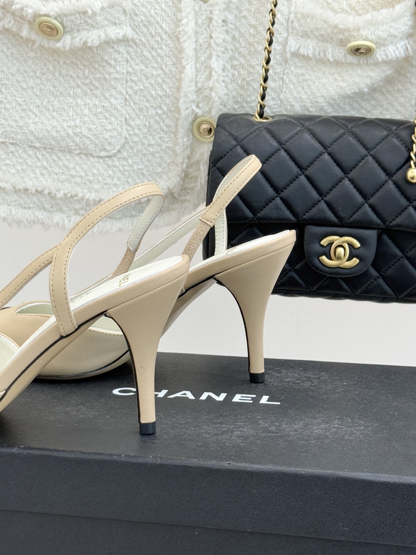 CHANE* ｜小香26P拼色尖头高跟凉鞋 将经典优雅与现代美学完美融合。极简利落尖头修饰脚型纤细高跟拉