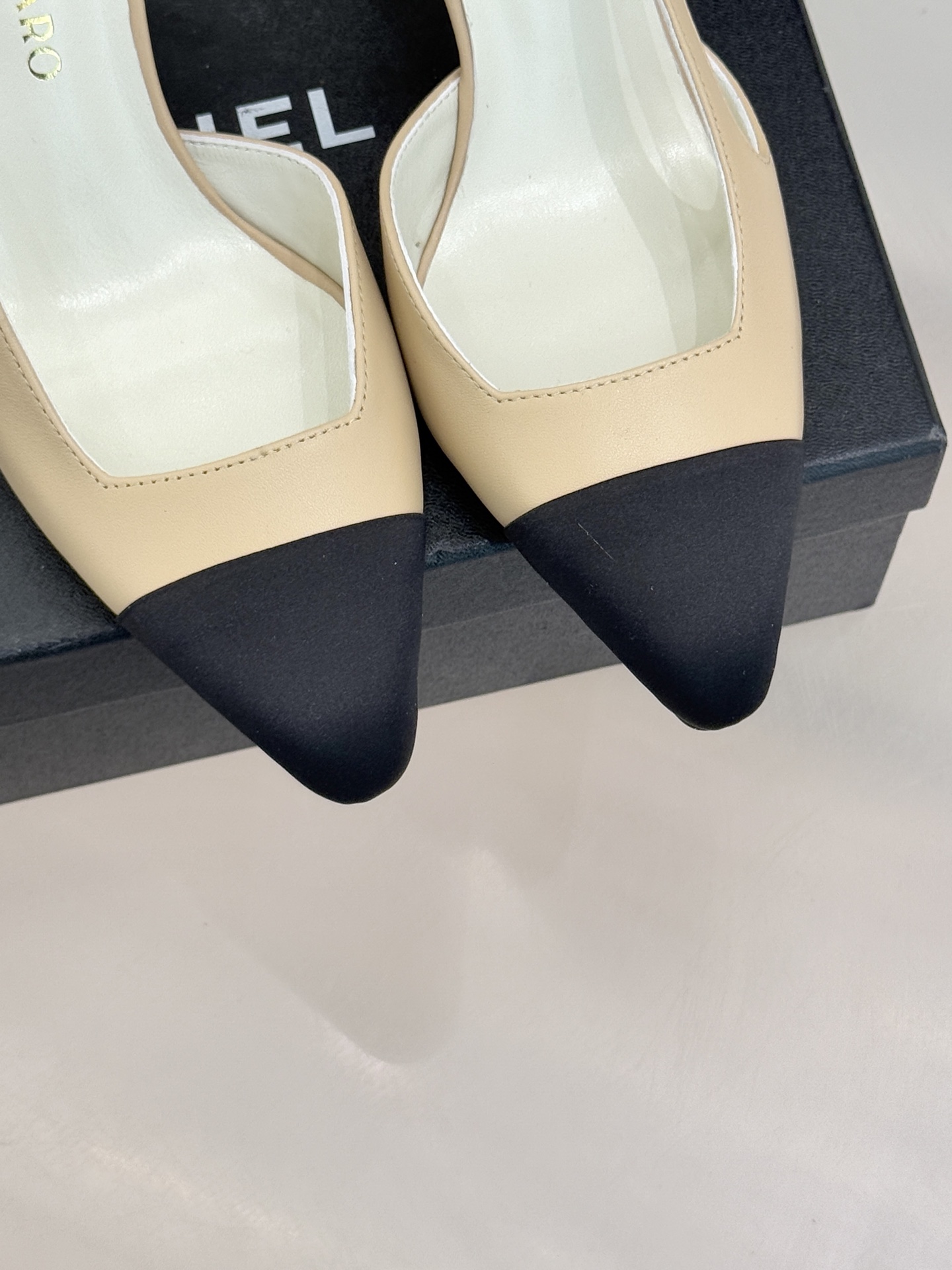 CHANE* ｜小香26P拼色尖头高跟凉鞋 将经典优雅与现代美学完美融合。极简利落尖头修饰脚型纤细高跟拉