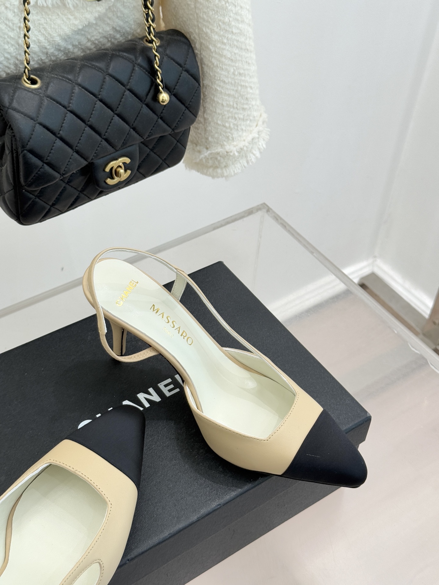 CHANE* ｜小香26P拼色尖头高跟凉鞋 将经典优雅与现代美学完美融合。极简利落尖头修饰脚型纤细高跟拉