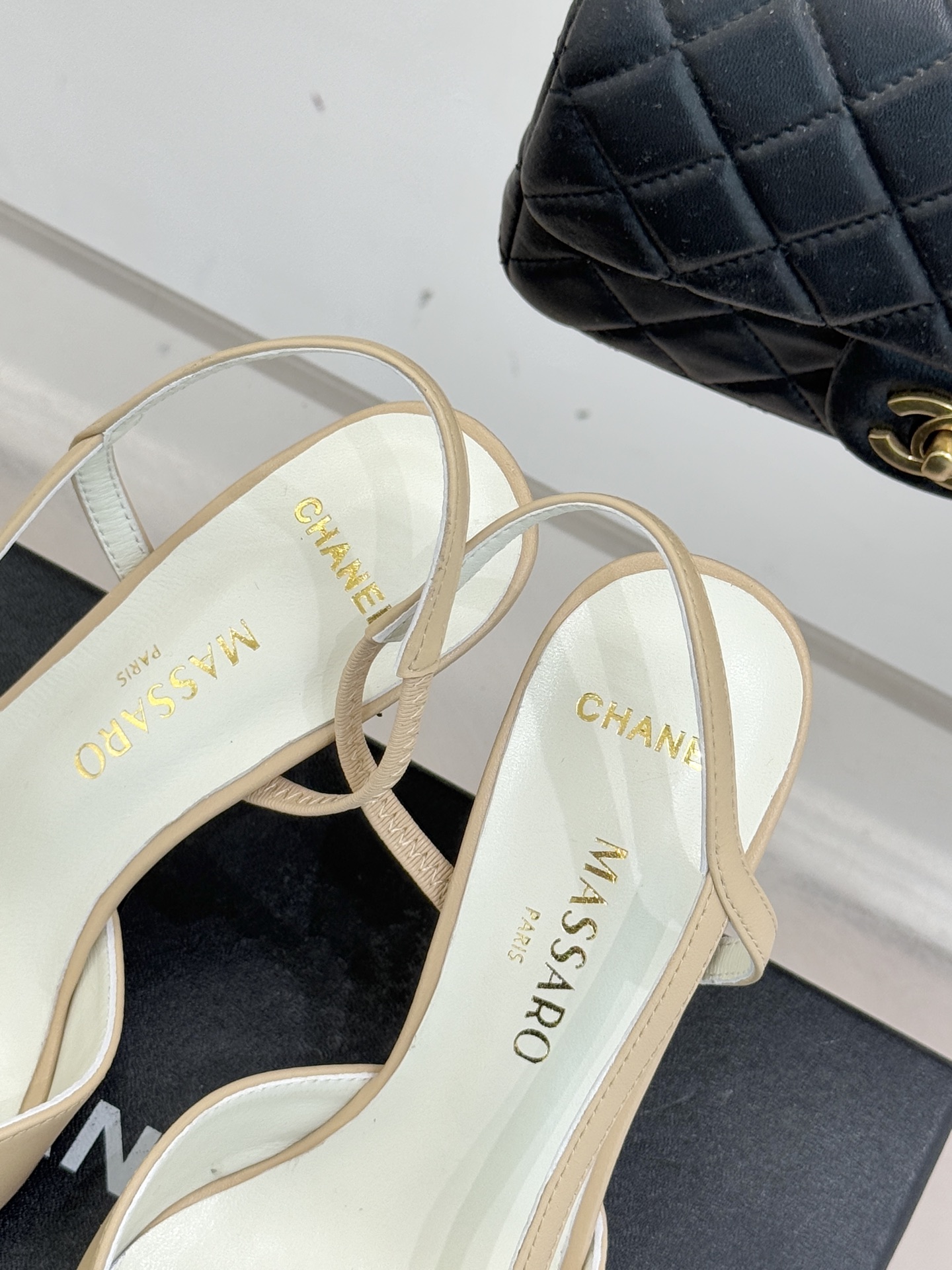 CHANE* ｜小香26P拼色尖头高跟凉鞋 将经典优雅与现代美学完美融合。极简利落尖头修饰脚型纤细高跟拉