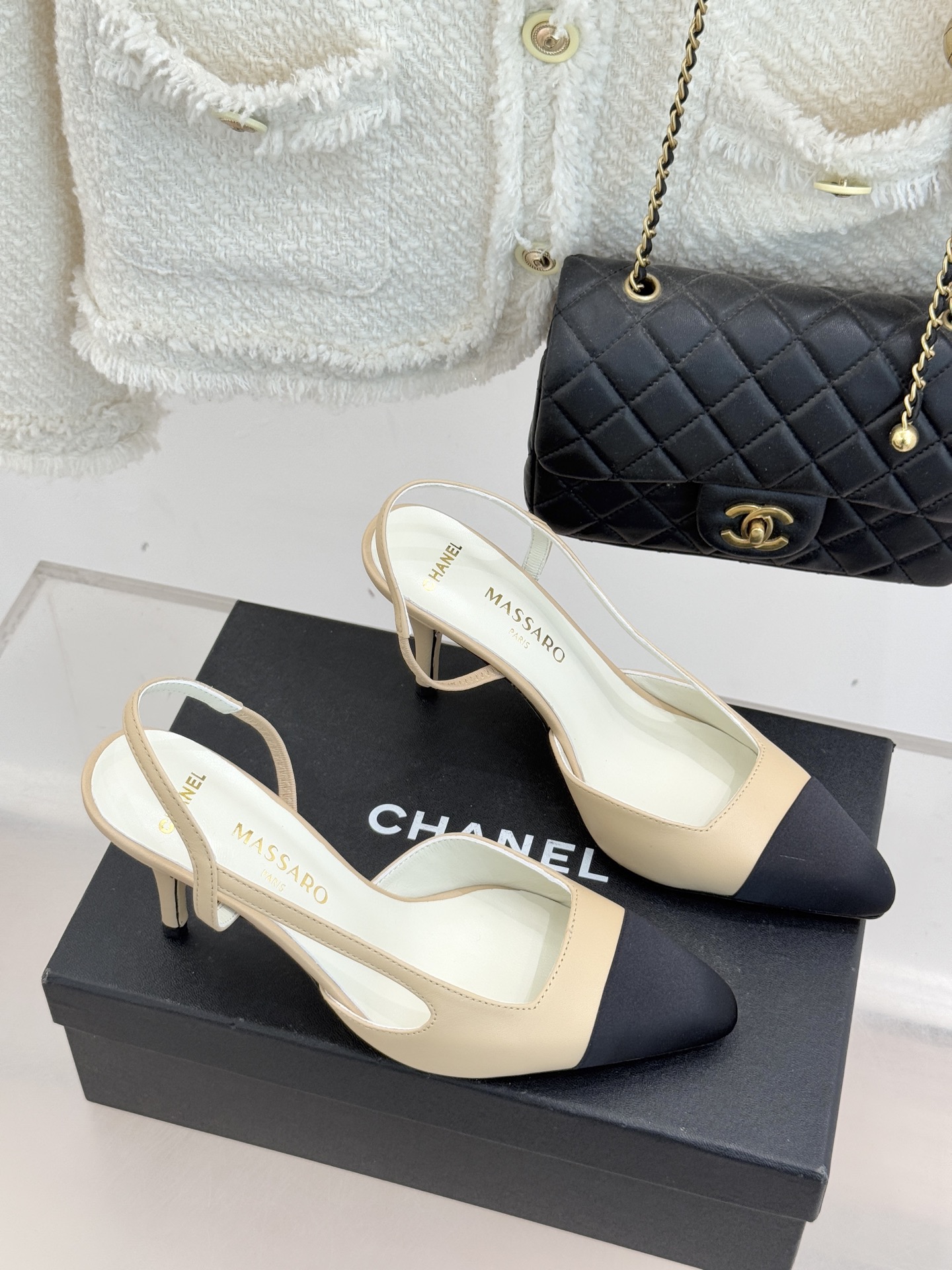 CHANE* ｜小香26P拼色尖头高跟凉鞋 将经典优雅与现代美学完美融合。极简利落尖头修饰脚型纤细高跟拉