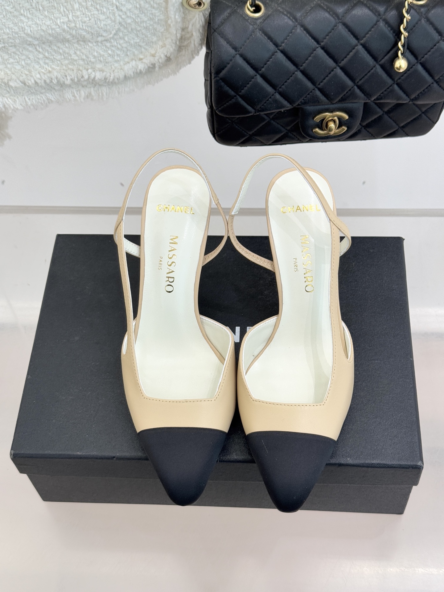 CHANE* ｜小香26P拼色尖头高跟凉鞋 将经典优雅与现代美学完美融合。极简利落尖头修饰脚型纤细高跟拉