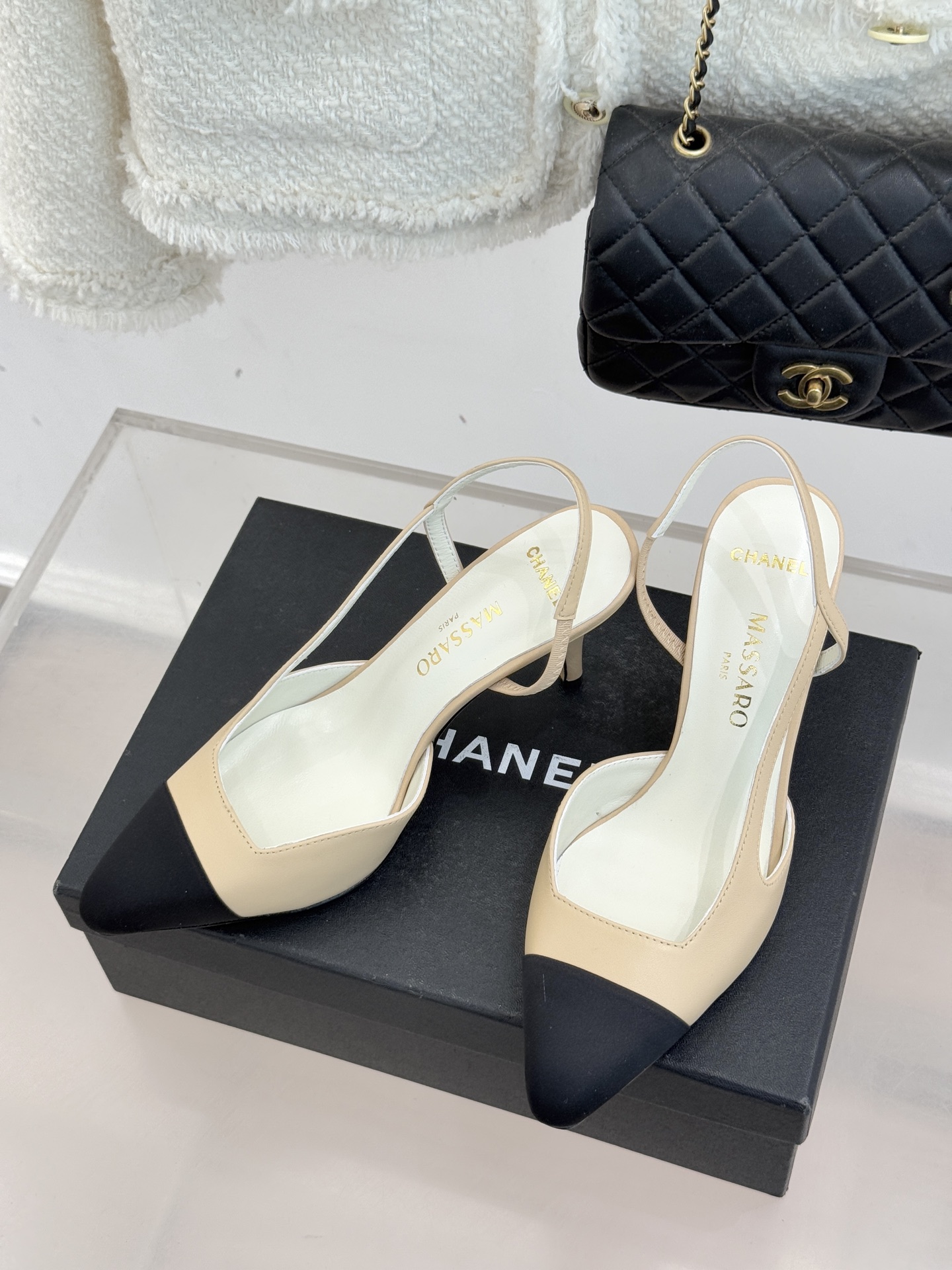 CHANE* ｜小香26P拼色尖头高跟凉鞋 将经典优雅与现代美学完美融合。极简利落尖头修饰脚型纤细高跟拉