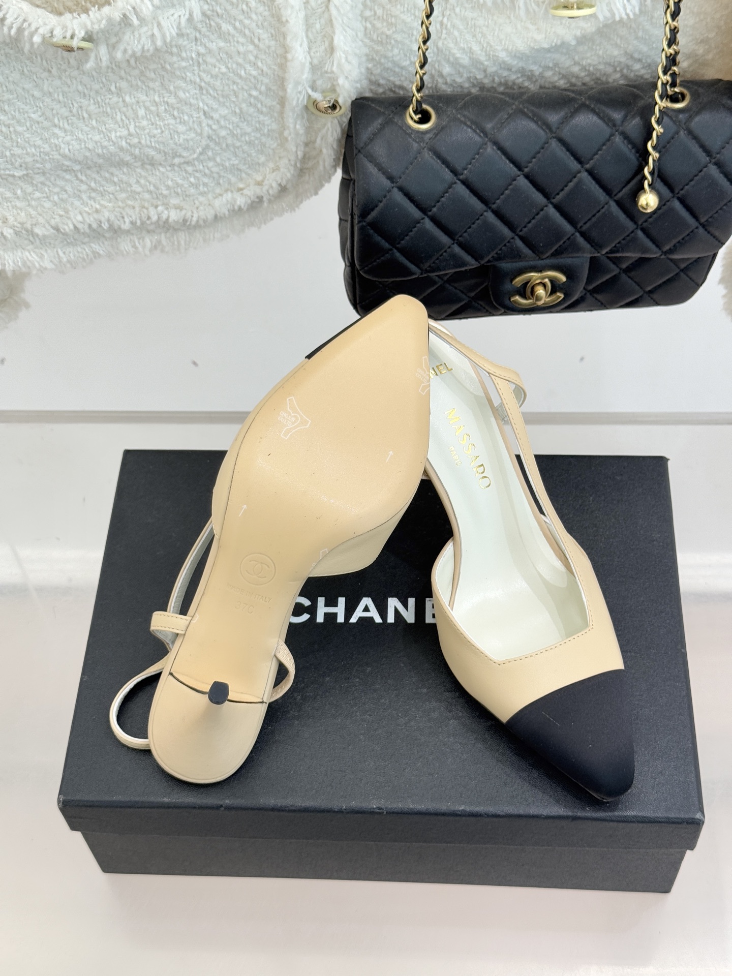 CHANE* ｜小香26P拼色尖头高跟凉鞋 将经典优雅与现代美学完美融合。极简利落尖头修饰脚型纤细高跟拉