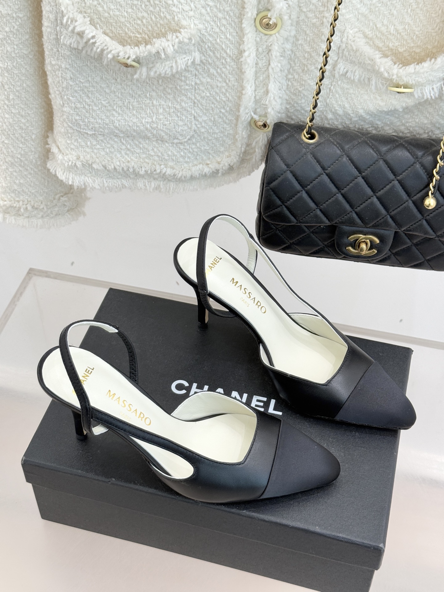 CHANE* ｜小香26P拼色尖头高跟凉鞋 将经典优雅与现代美学完美融合。极简利落尖头修饰脚型纤细高跟拉