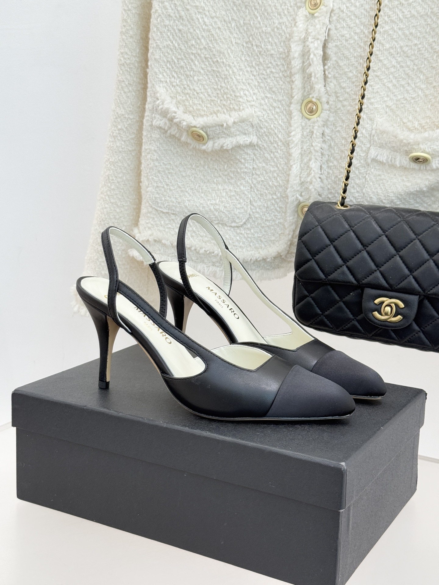 NO:751202,CHANE* | Xiaoxiang 26P color-blocked pointed toe high-heeled sandals perfectly combine classic elegance and modern aesthetics. The minimalist and neat pointed toe modifies the foot shape, and the slender high-heeled shoes elongate the leg line, showing the feminine posture in every step. The ingenious color-blocking design is layered, the contrasting colors are neat and high-end, not exaggerated but self-recognizable, and it is easy to wear a distinctive style. The iconic double C hardware embellishes the shoe body, low-key highlighting the brand heritage.  The details are full of luxurious texture. Made of soft leather, it fits the sole of the foot and is comfortable and easy to wear. It takes into account both beauty and practicality. It can be easily matched with skirts, suits or trousers. It can be used for commuting, dating and dinner. A pair of unlocking French elegance is a timeless and exquisite choice in the shoe cabinet. The fabric is made of original customized leather, and the lining of the toes is all sheepskin. Italian imported genuine leather outsole size 35-39 (customized for 40/41)  No.91520260309,high heels sandals,chanel,sandals,high heels,skirts,business suit,sheepskin,Leather soles19860909CHANE* ｜小香26P拼色尖头高跟凉鞋 将经典优雅与现代美学完美融合. 极简利落尖头修饰脚型 纤细高跟拉长腿部线条 步履间尽显女性柔美姿态. 匠心拼色设计层次分明 撞色利落高级 不浮夸却自带辨识度 轻松穿出与众不同的格调. 标志性双C五金点缀鞋身 低调彰显品牌底蕴 细节处尽显奢雅质感. 精选柔软皮革打造 贴合足底舒适好穿 兼顾美感与实穿性 无论是搭配裙装 西装还是裤装都能轻松驾驭 通勤、约会、晚宴皆可胜任. 一双解锁法式优雅 是鞋柜里永不过时的精致之选. 面料采用原版定制皮料 内里踮脚均为羊皮 意大利进口真皮大底 size35-39（40/41定制） 编号91520260309,高跟鞋凉鞋,chanel,sandals,high heels,skirts,business suit,sheepskin,Leather soles,Women's Shoes