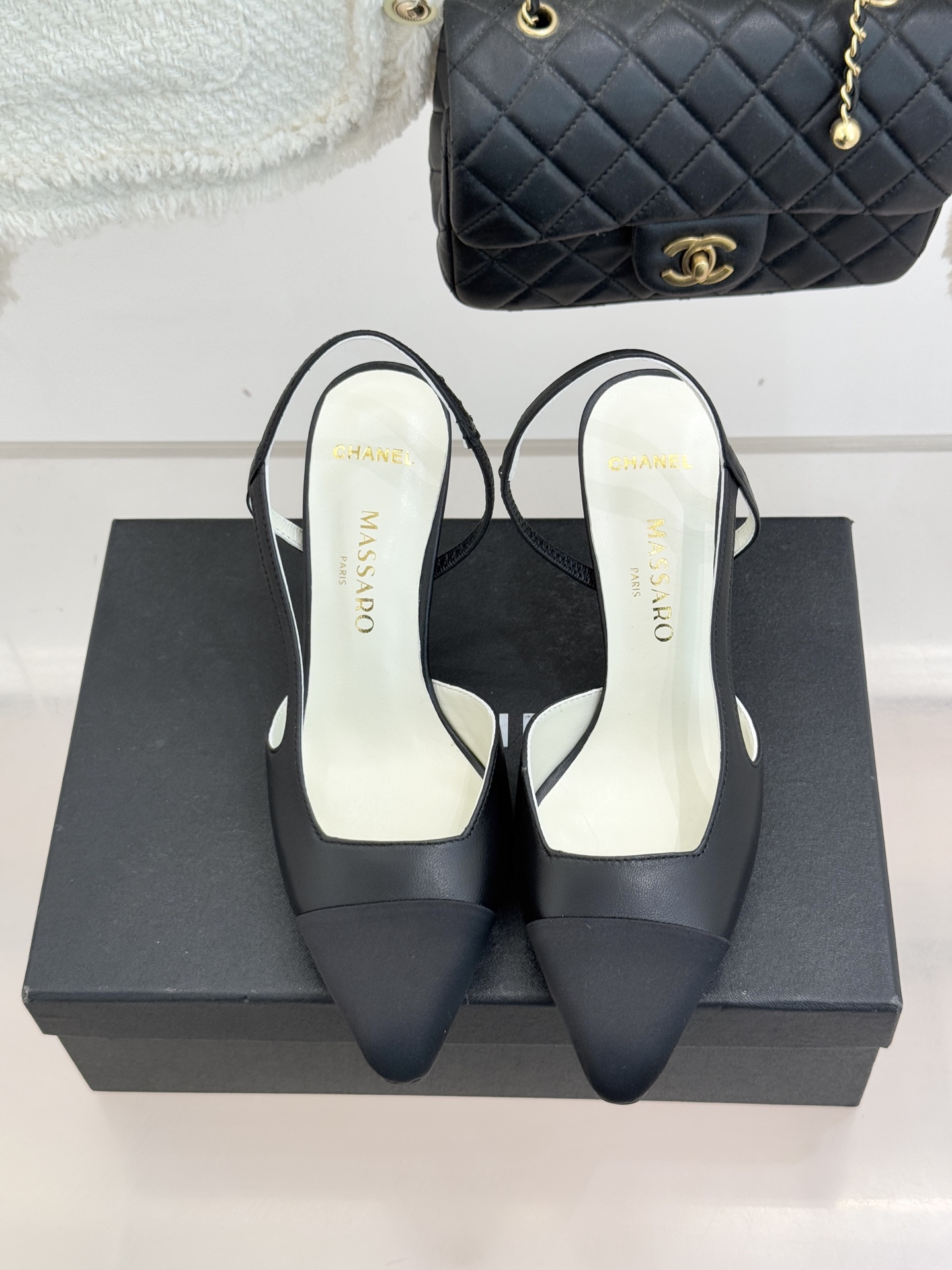 CHANE* ｜小香26P拼色尖头高跟凉鞋 将经典优雅与现代美学完美融合。极简利落尖头修饰脚型纤细高跟拉