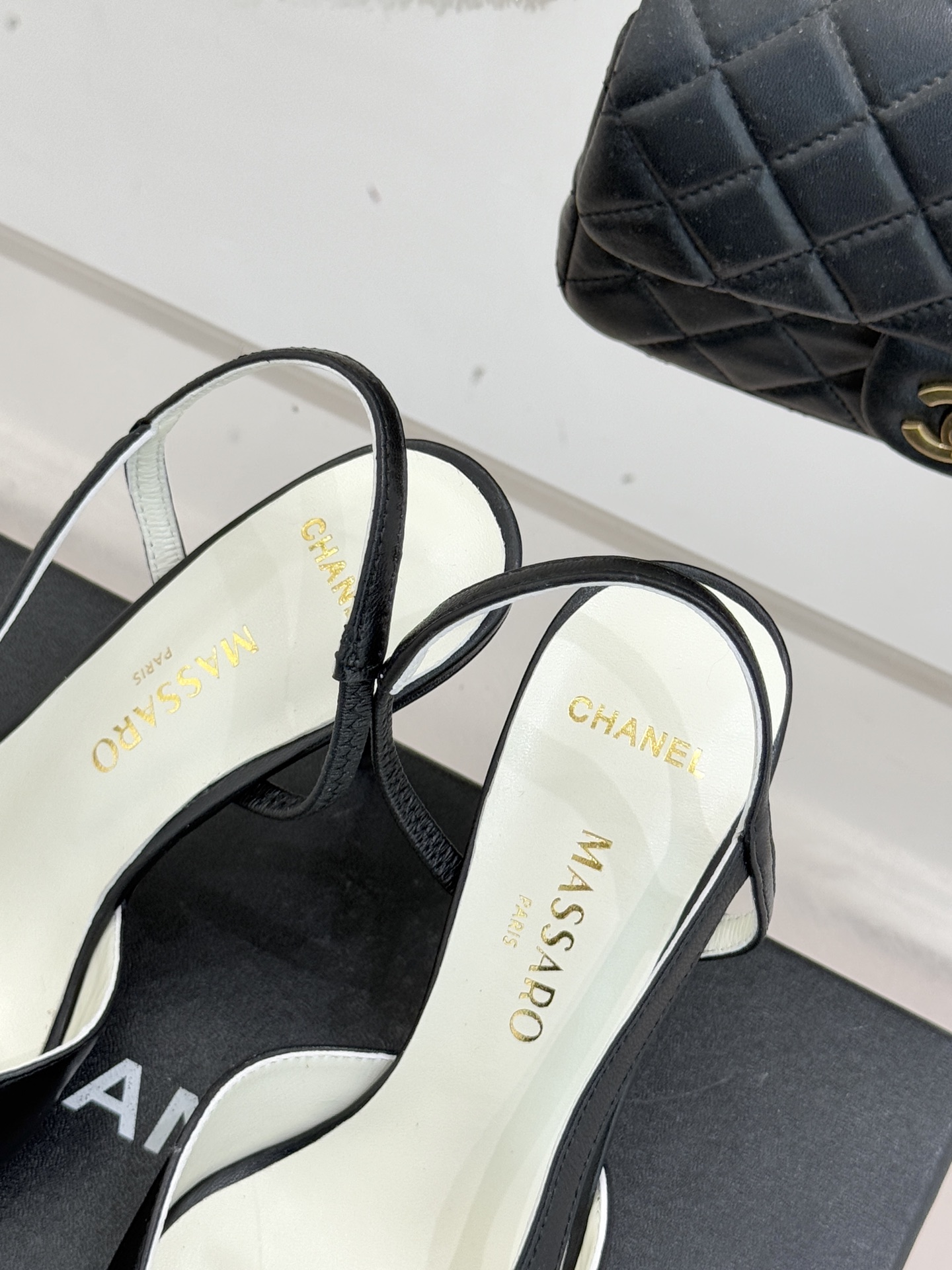 CHANE* ｜小香26P拼色尖头高跟凉鞋 将经典优雅与现代美学完美融合。极简利落尖头修饰脚型纤细高跟拉