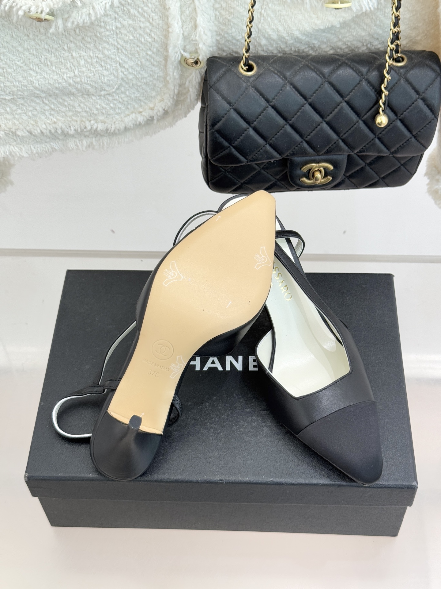 CHANE* ｜小香26P拼色尖头高跟凉鞋 将经典优雅与现代美学完美融合。极简利落尖头修饰脚型纤细高跟拉