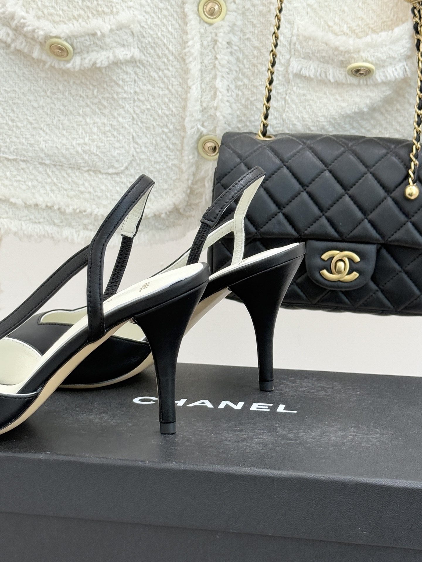 CHANE* ｜小香26P拼色尖头高跟凉鞋 将经典优雅与现代美学完美融合。极简利落尖头修饰脚型纤细高跟拉