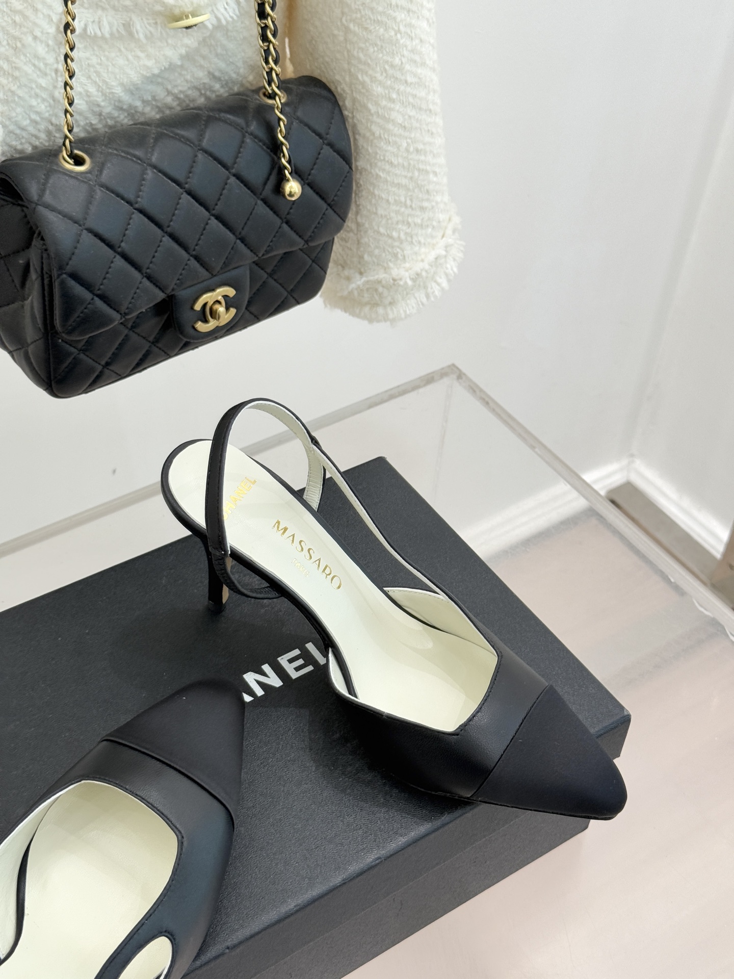 CHANE* ｜小香26P拼色尖头高跟凉鞋 将经典优雅与现代美学完美融合。极简利落尖头修饰脚型纤细高跟拉