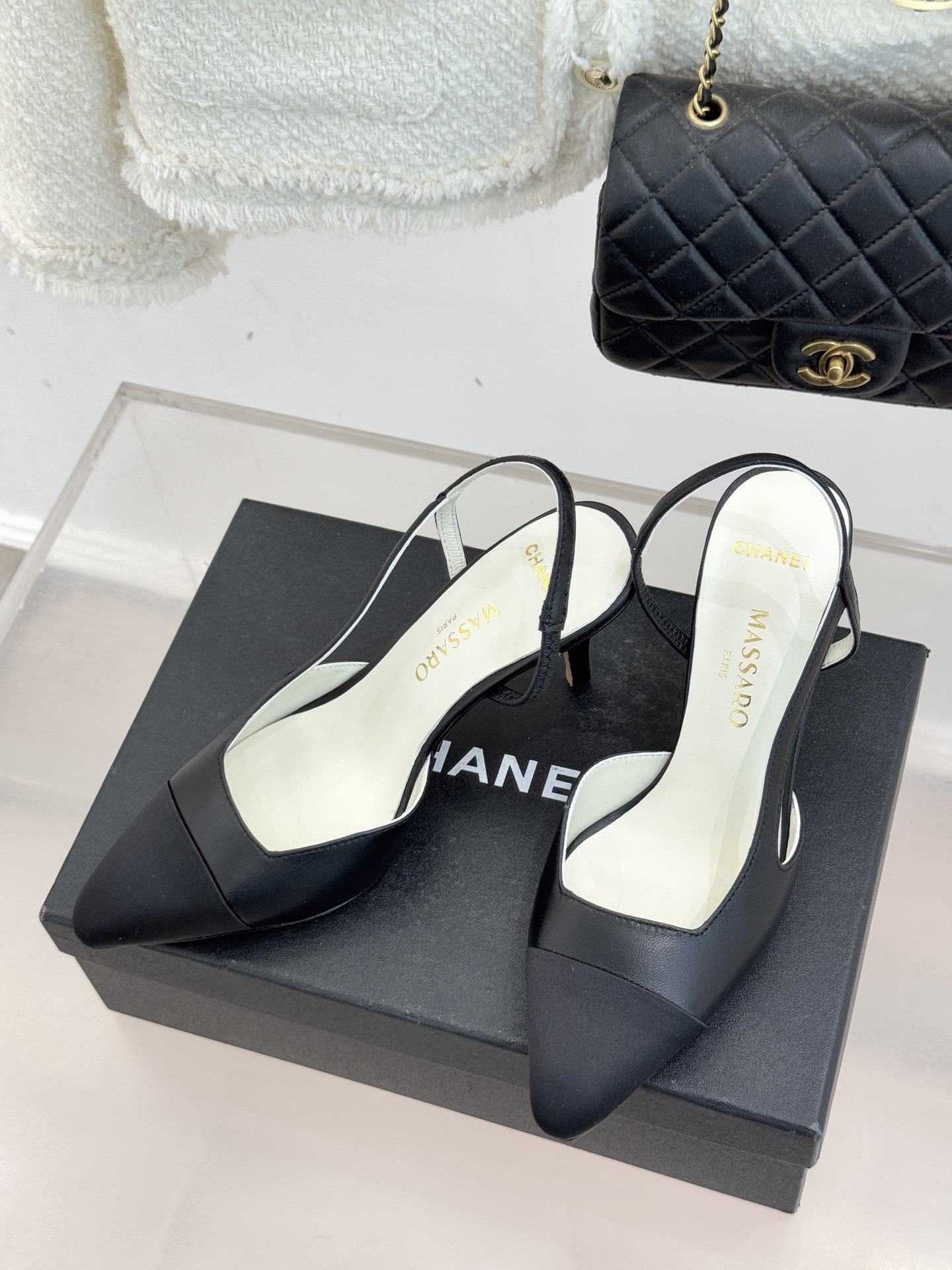 CHANE* ｜小香26P拼色尖头高跟凉鞋 将经典优雅与现代美学完美融合。极简利落尖头修饰脚型纤细高跟拉