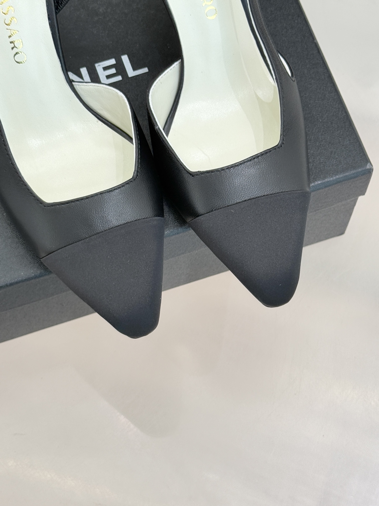 CHANE* ｜小香26P拼色尖头高跟凉鞋 将经典优雅与现代美学完美融合。极简利落尖头修饰脚型纤细高跟拉