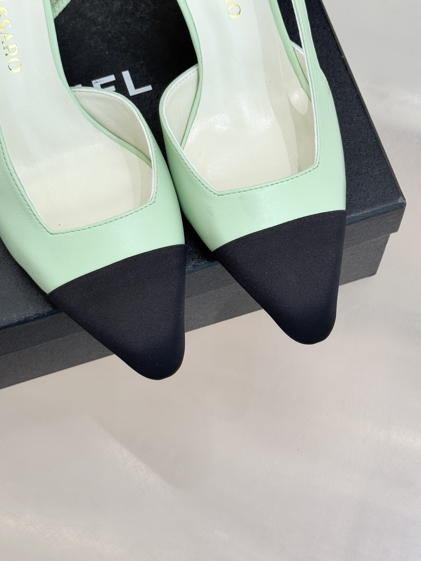 CHANE* ｜小香26P拼色尖头高跟凉鞋 将经典优雅与现代美学完美融合。极简利落尖头修饰脚型纤细高跟拉