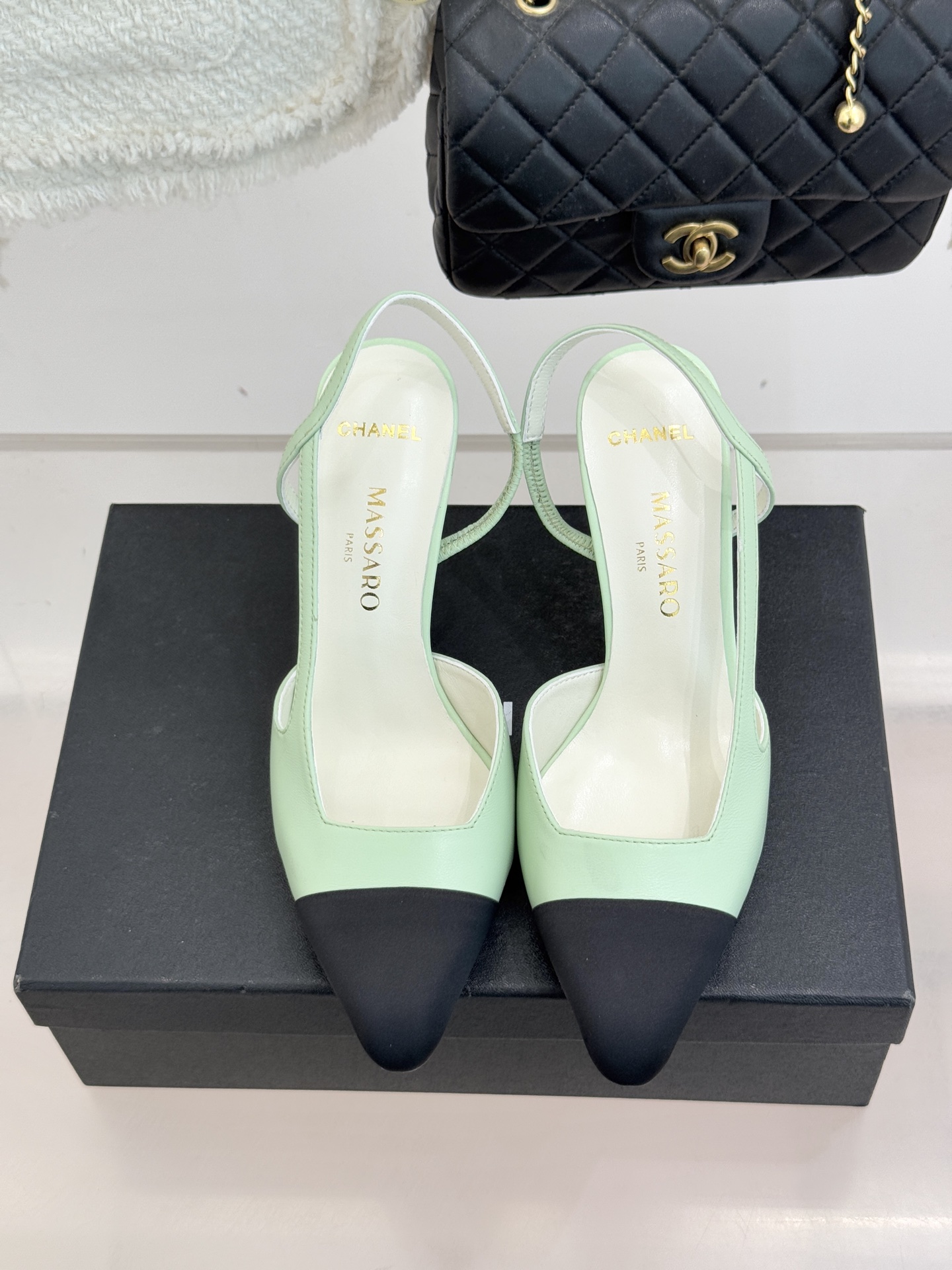 CHANE* ｜小香26P拼色尖头高跟凉鞋 将经典优雅与现代美学完美融合。极简利落尖头修饰脚型纤细高跟拉