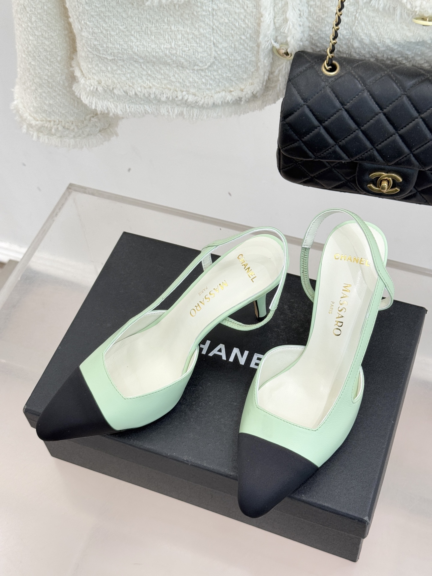 CHANE* ｜小香26P拼色尖头高跟凉鞋 将经典优雅与现代美学完美融合。极简利落尖头修饰脚型纤细高跟拉