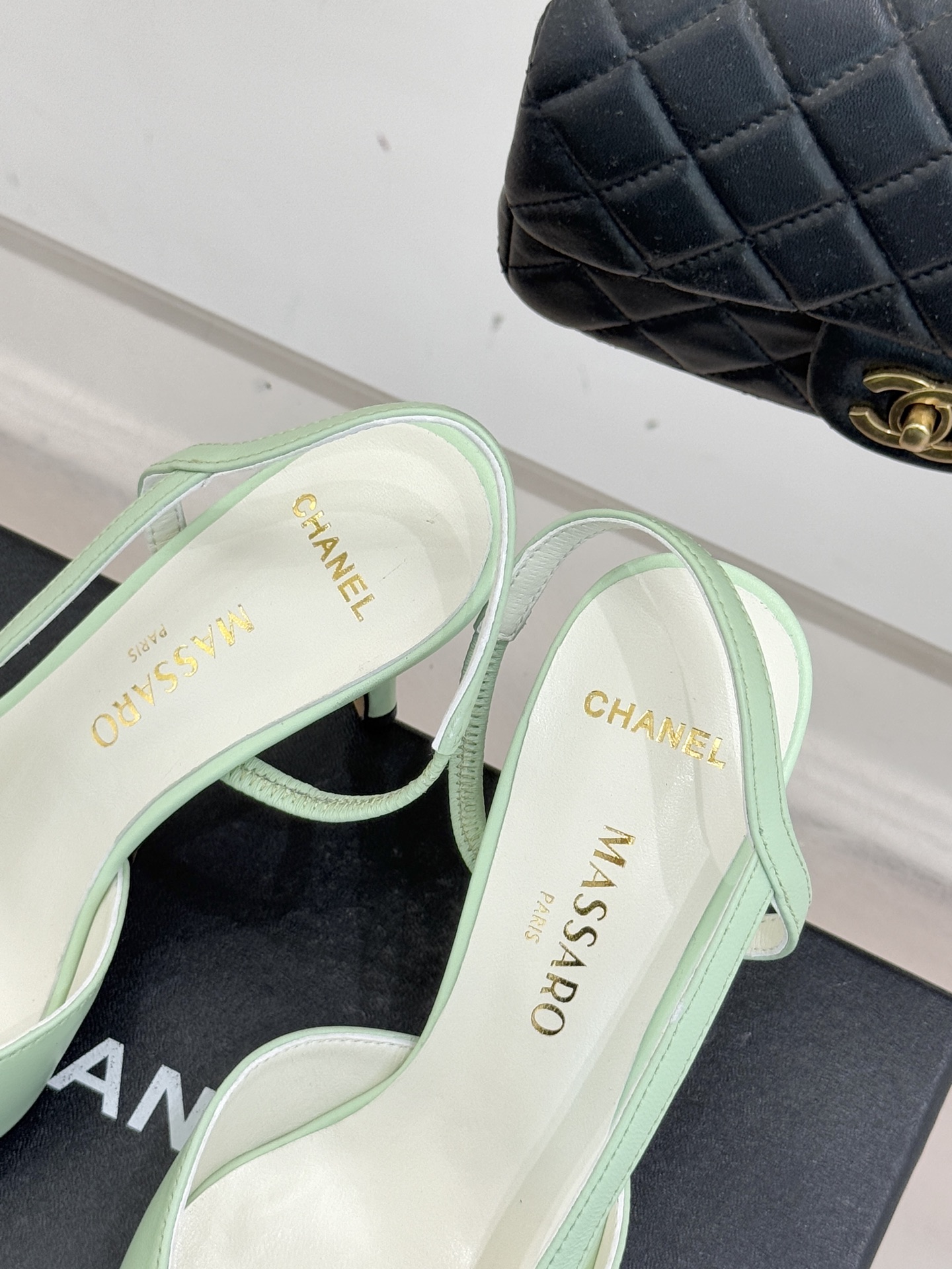 CHANE* ｜小香26P拼色尖头高跟凉鞋 将经典优雅与现代美学完美融合。极简利落尖头修饰脚型纤细高跟拉