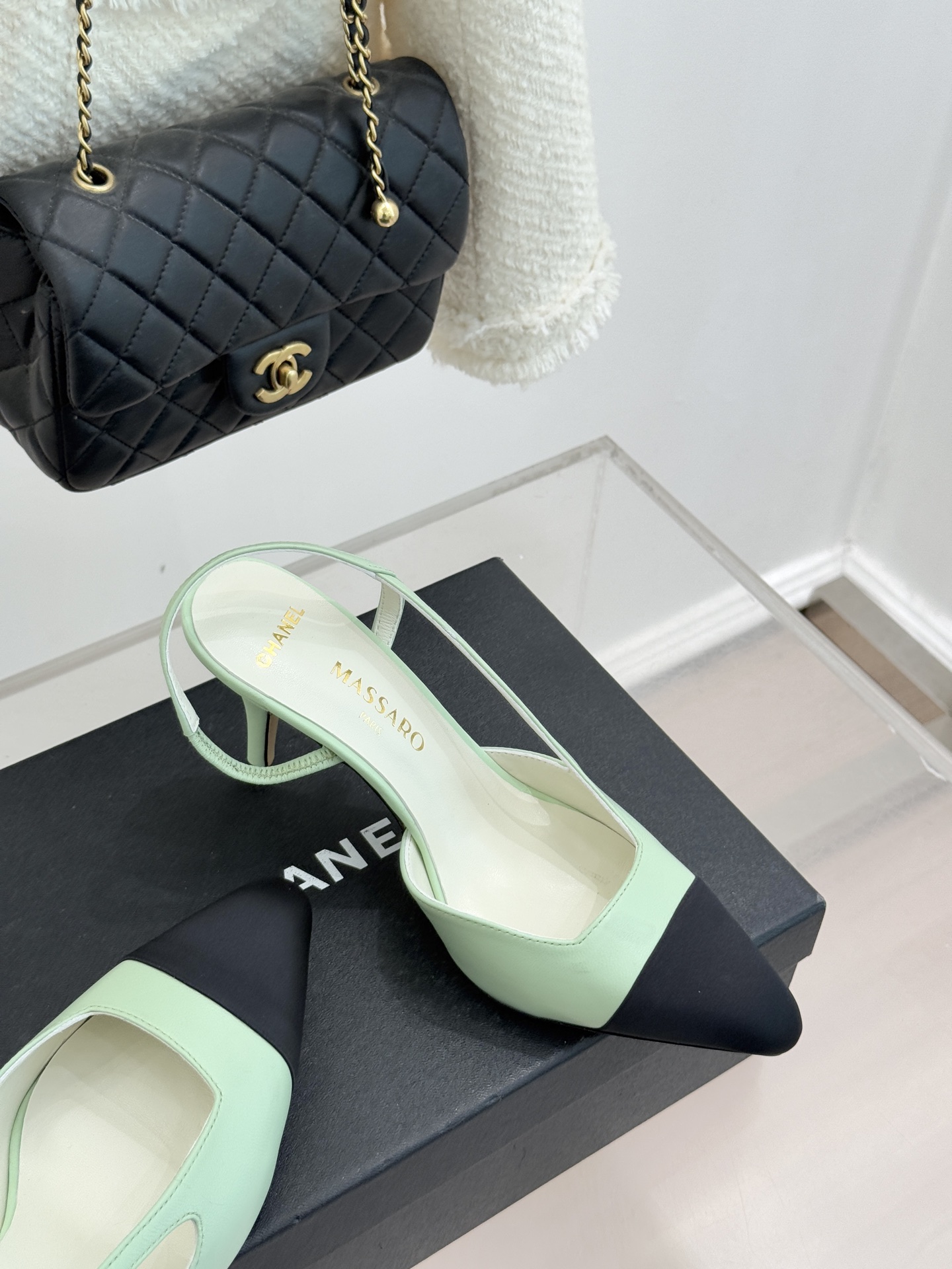 CHANE* ｜小香26P拼色尖头高跟凉鞋 将经典优雅与现代美学完美融合。极简利落尖头修饰脚型纤细高跟拉