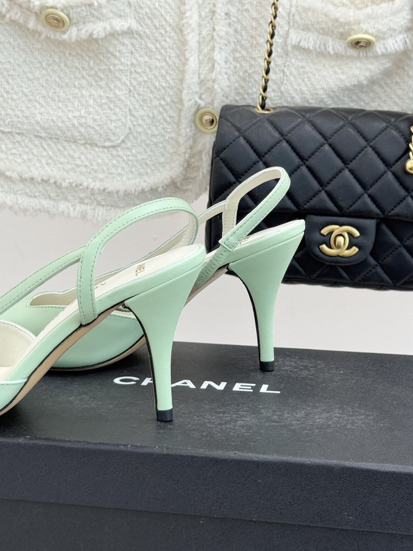 CHANE* ｜小香26P拼色尖头高跟凉鞋 将经典优雅与现代美学完美融合。极简利落尖头修饰脚型纤细高跟拉