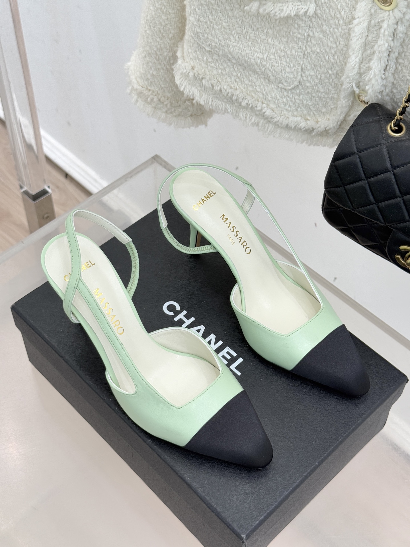 CHANE* ｜小香26P拼色尖头高跟凉鞋 将经典优雅与现代美学完美融合。极简利落尖头修饰脚型纤细高跟拉