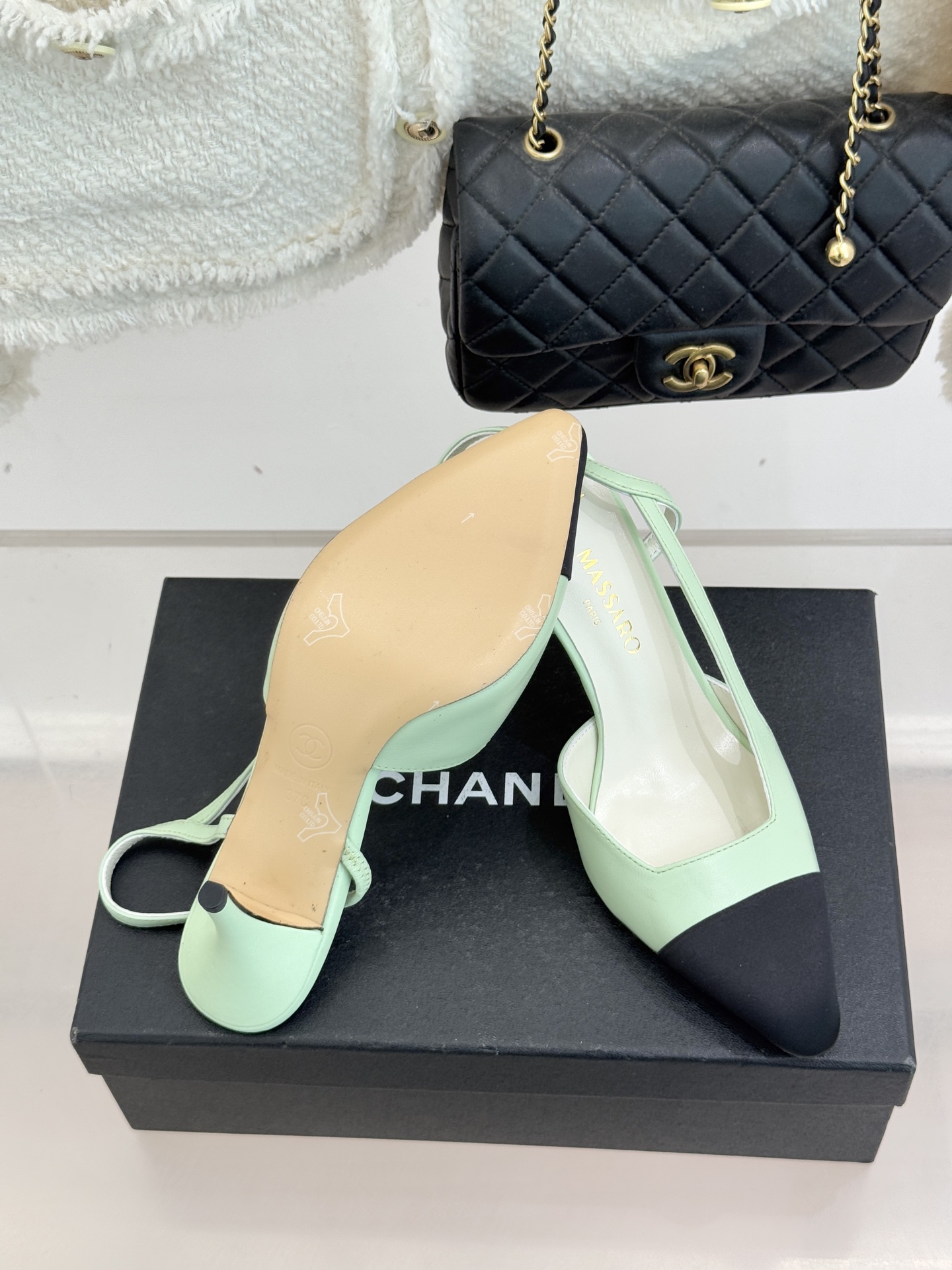 CHANE* ｜小香26P拼色尖头高跟凉鞋 将经典优雅与现代美学完美融合。极简利落尖头修饰脚型纤细高跟拉