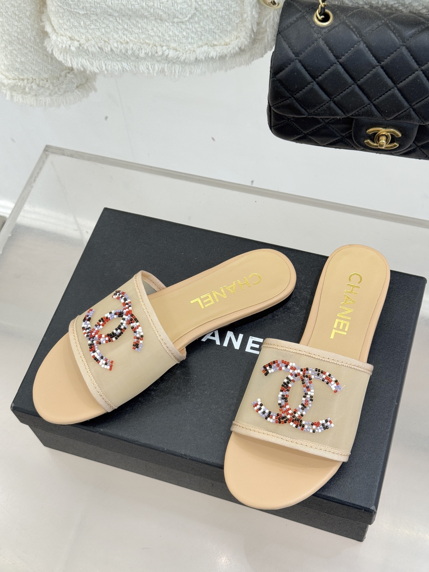 CHANE*｜小香26P水钻大双C网纱拖鞋小香 26P早春系列解锁星光美学这双拖鞋以烫钻工艺重塑经典符号