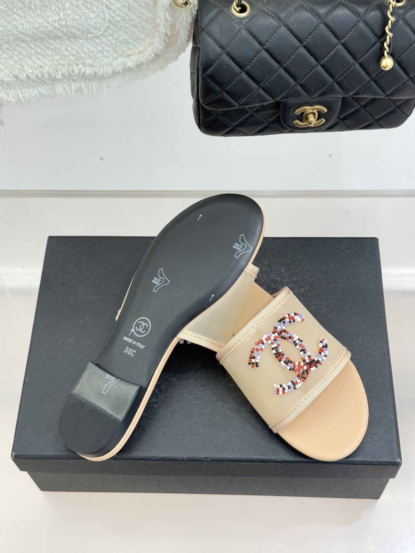 CHANE*｜小香26P水钻大双C网纱拖鞋小香 26P早春系列解锁星光美学这双拖鞋以烫钻工艺重塑经典符号