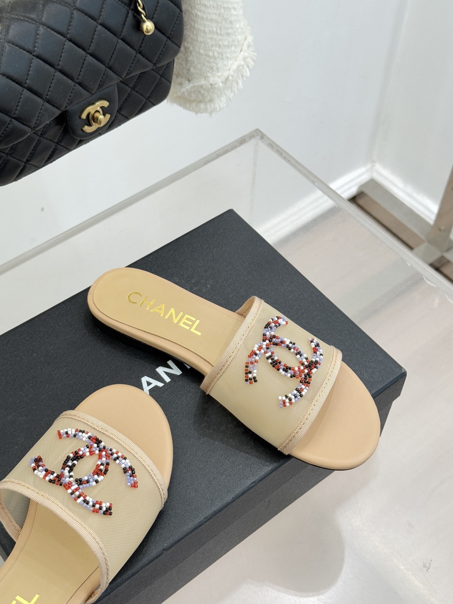 CHANE*｜小香26P水钻大双C网纱拖鞋小香 26P早春系列解锁星光美学这双拖鞋以烫钻工艺重塑经典符号