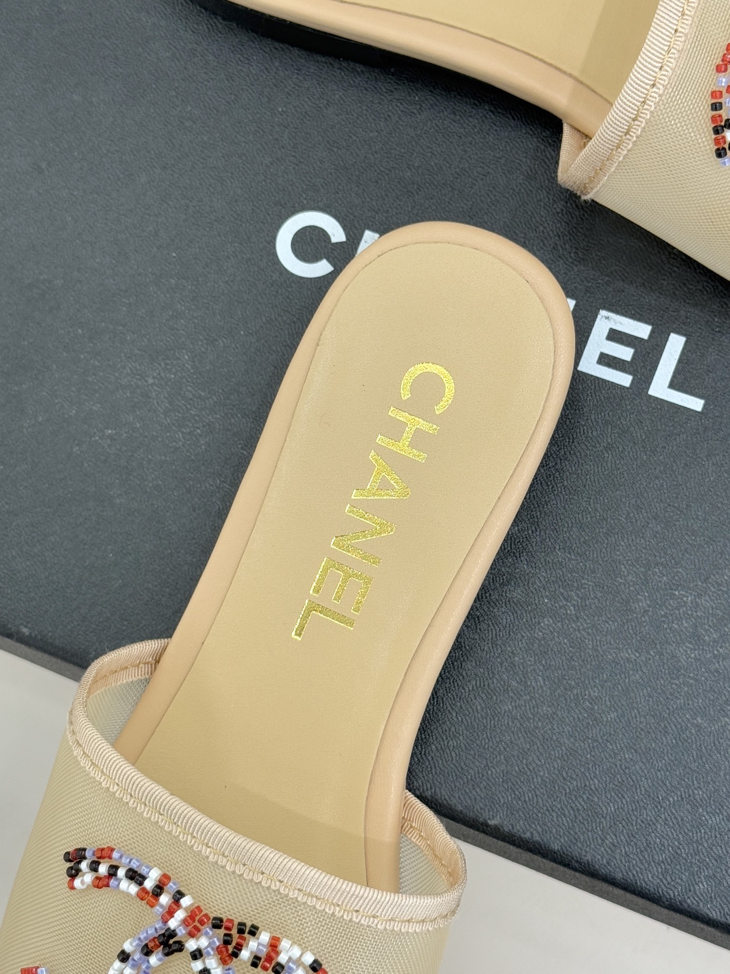 CHANE*｜小香26P水钻大双C网纱拖鞋小香 26P早春系列解锁星光美学这双拖鞋以烫钻工艺重塑经典符号