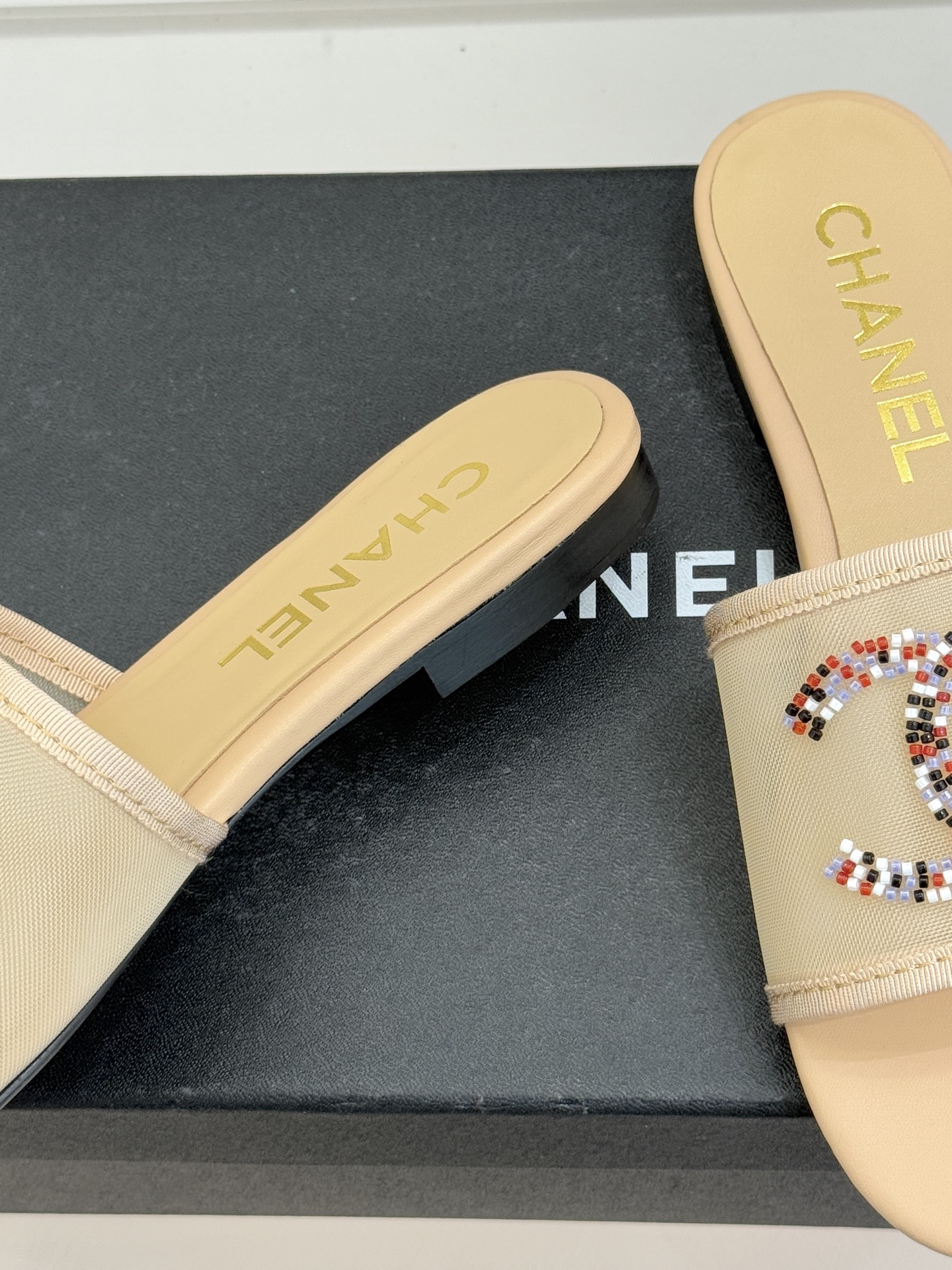 CHANE*｜小香26P水钻大双C网纱拖鞋小香 26P早春系列解锁星光美学这双拖鞋以烫钻工艺重塑经典符号