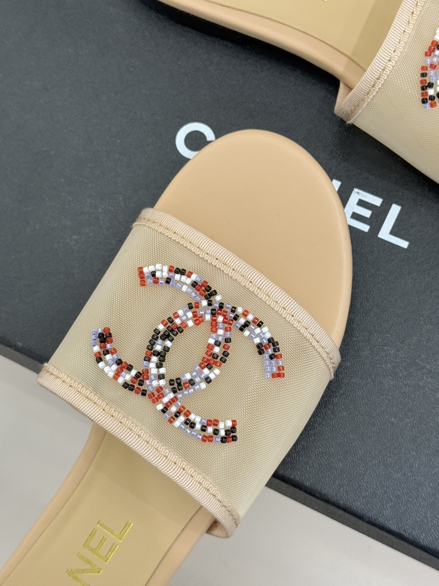 CHANE*｜小香26P水钻大双C网纱拖鞋小香 26P早春系列解锁星光美学这双拖鞋以烫钻工艺重塑经典符号